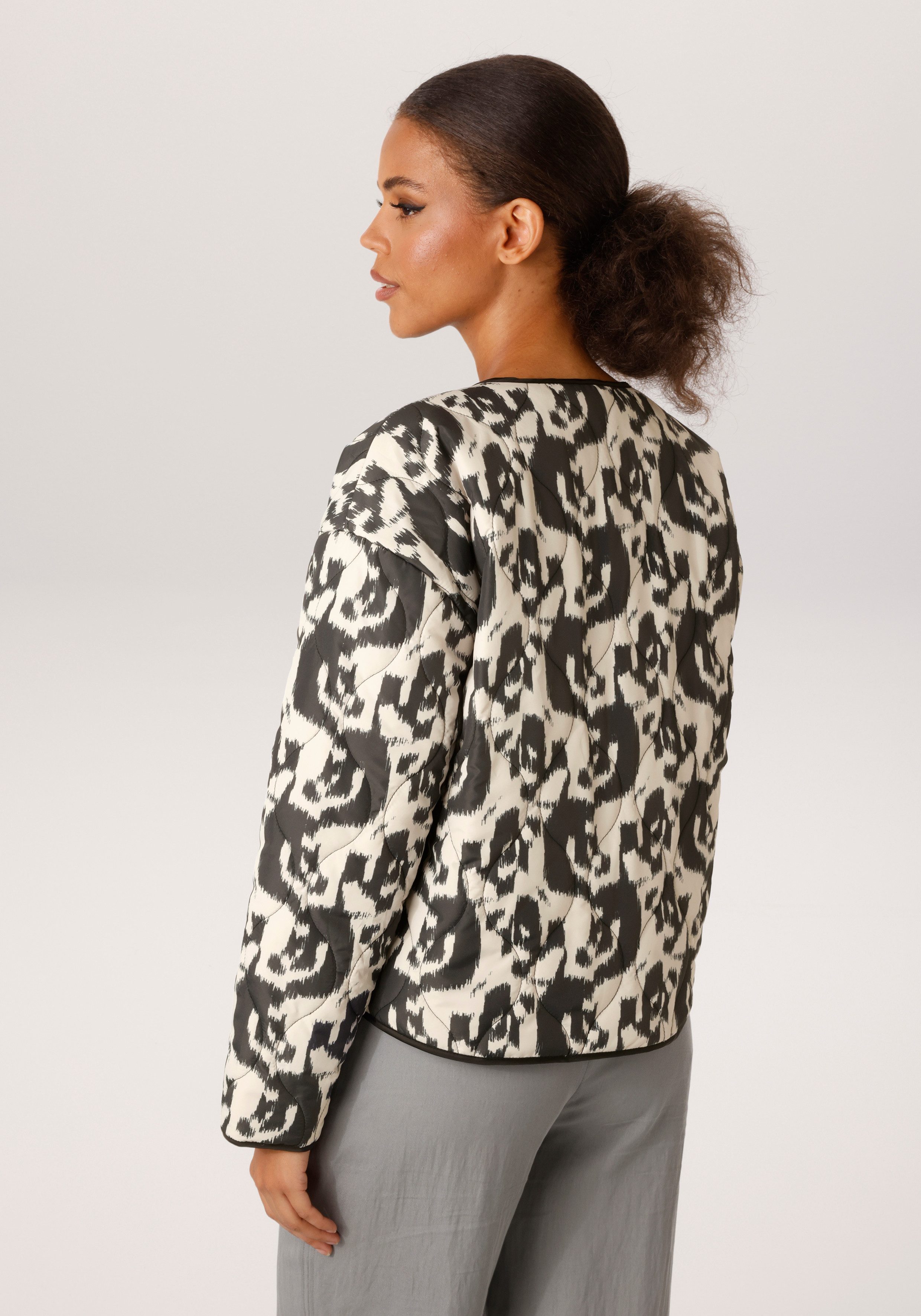 Aniston CASUAL Steppjacke mit extravagantem, grafischen Muster - NEUE KOLLEKTION
