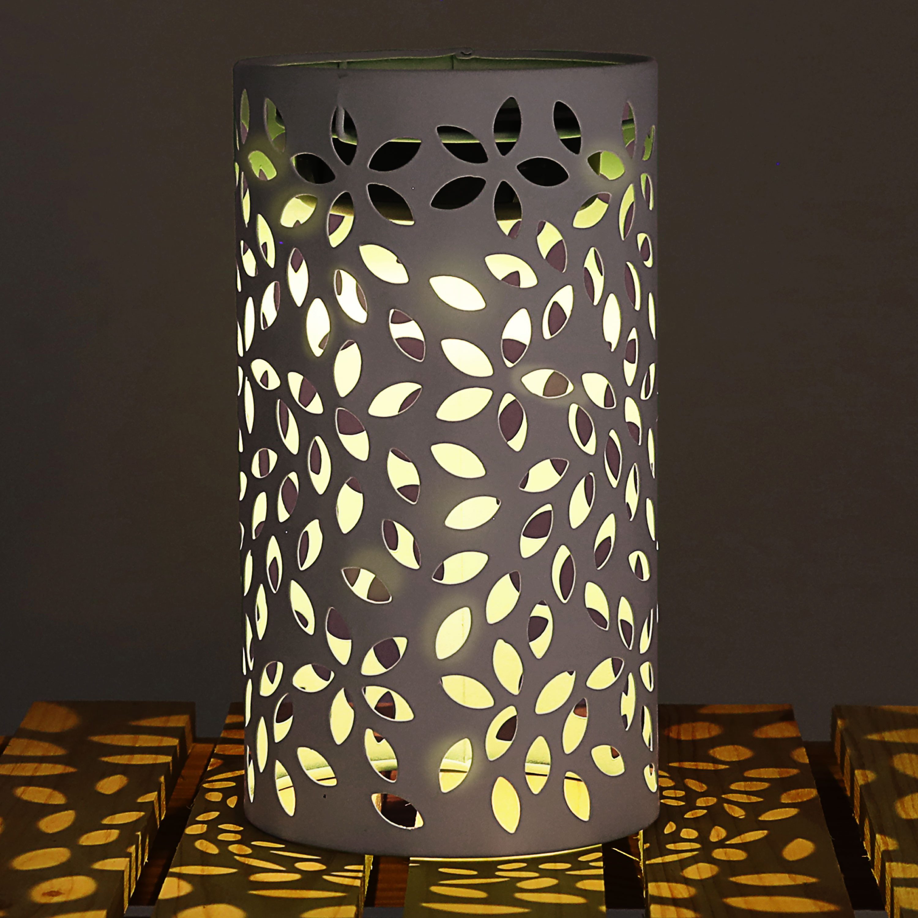 CEPEWA LED Laterne LED Solar Laterne 'Leafs' Eisen 11x19,5cm weiß Blattmuster gestanzt