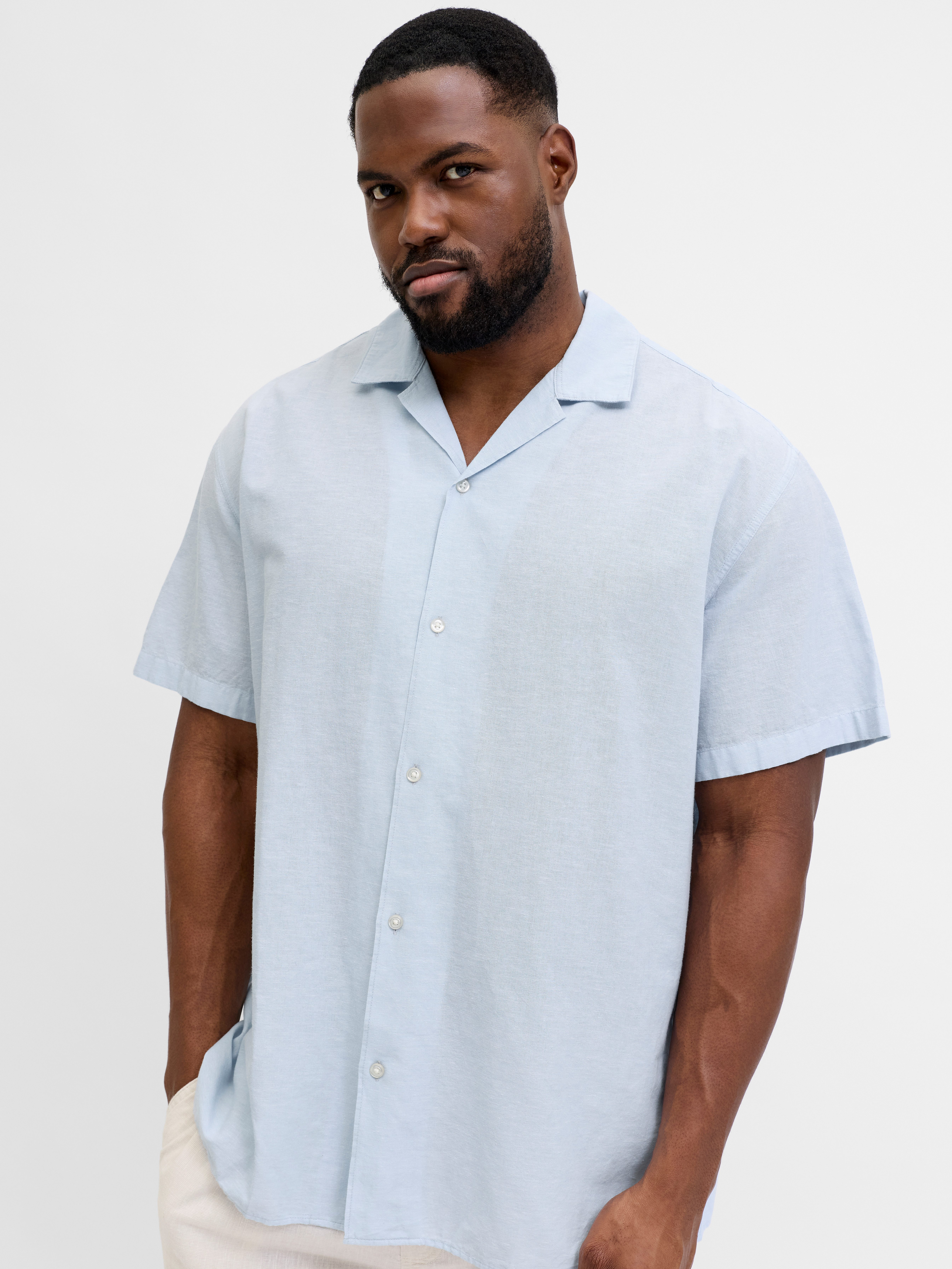 Jack & Jones PlusSize Kurzarmhemd JJEBREEZE LINEN BLEND RESORT SHIRT PLS mit Leinen, regular fit