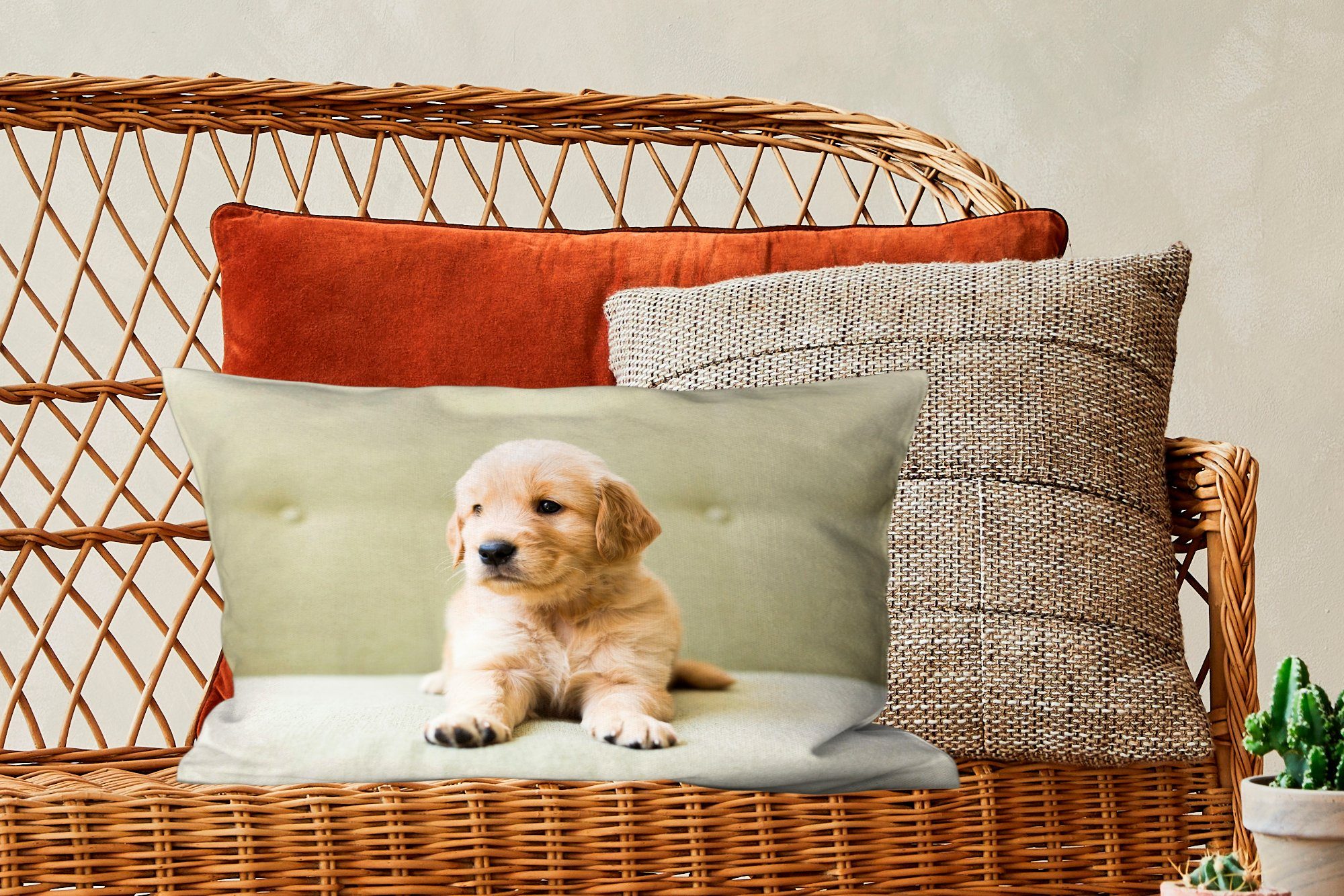 Welpe liegend, Dekokissen Wohzimmer Zierkissen, auf Dekokissen Dekoration, MuchoWow dem mit Schlafzimmer Golden Retriever Sofa Füllung,