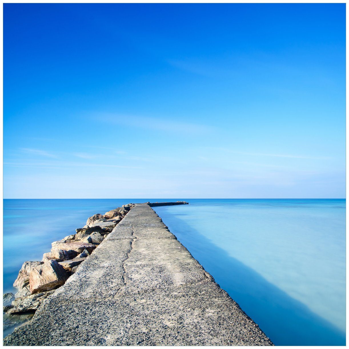 Wallario Glasbild, Pier am blauen Ozean mit blauem Himmel, in verschiedenen Ausführungen