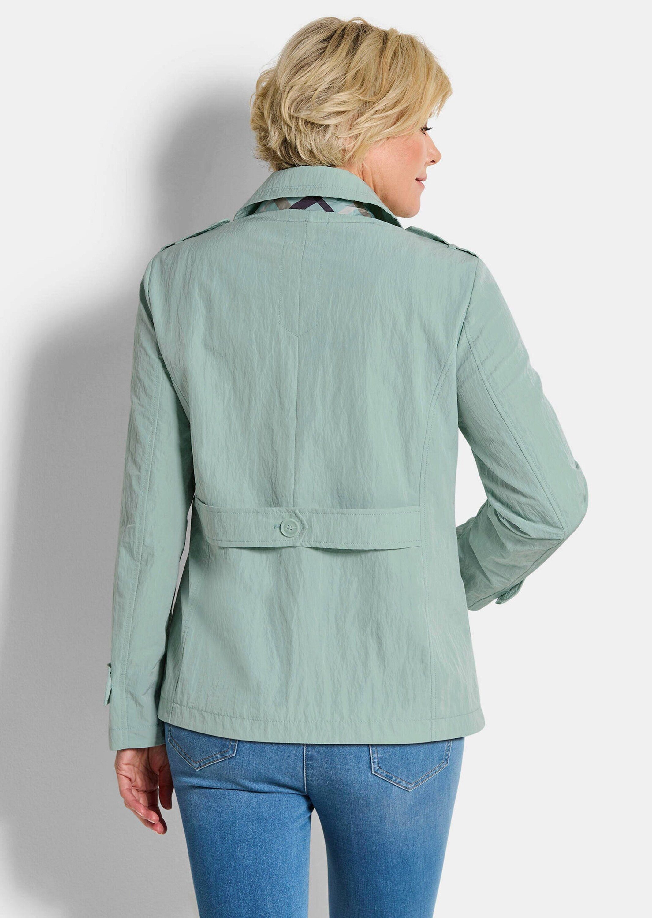 GOLDNER Allwetterjacke Kurzgröße: Übergangsjacke mit Crash-Optik Kurzmantel mit Umlegekragen, Wiener Nähten, Taschen und Langarm