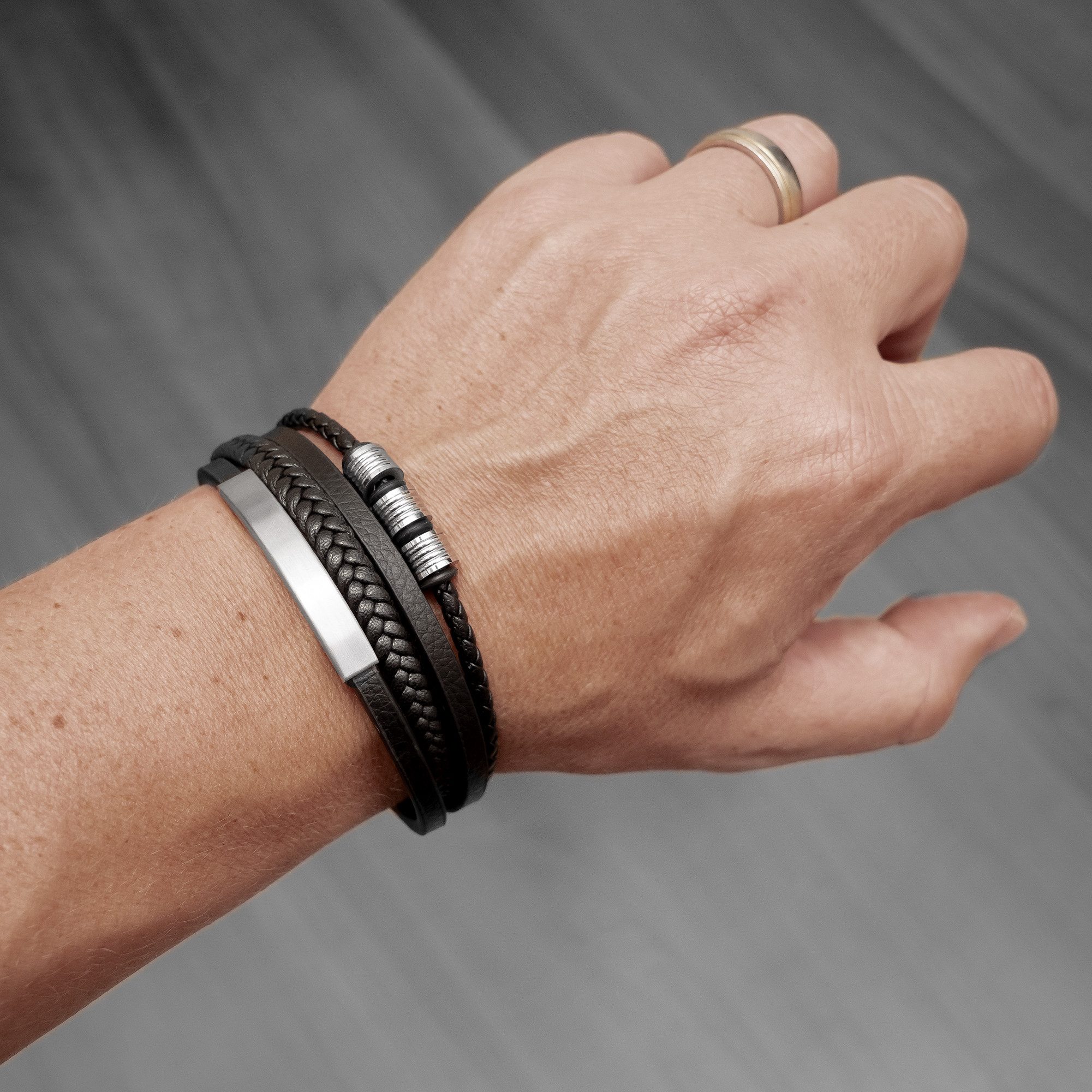 UNIQAL.de Lederarmband Herren "SHAPE" handgefertigt, geflochten, verstellbar (Klassisch, casual, elegant), aus Rindsleder, Edelstahl-Magnetverschluss mit Verlängerungsglied