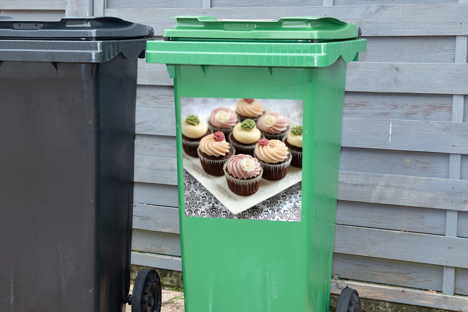 Container, Wandsticker Sticker, Zuckerguss Mülleimer-aufkleber, mit Mülltonne, Ein Schokoladen-Cupcakes Abfalbehälter mit MuchoWow St), (1 Teller