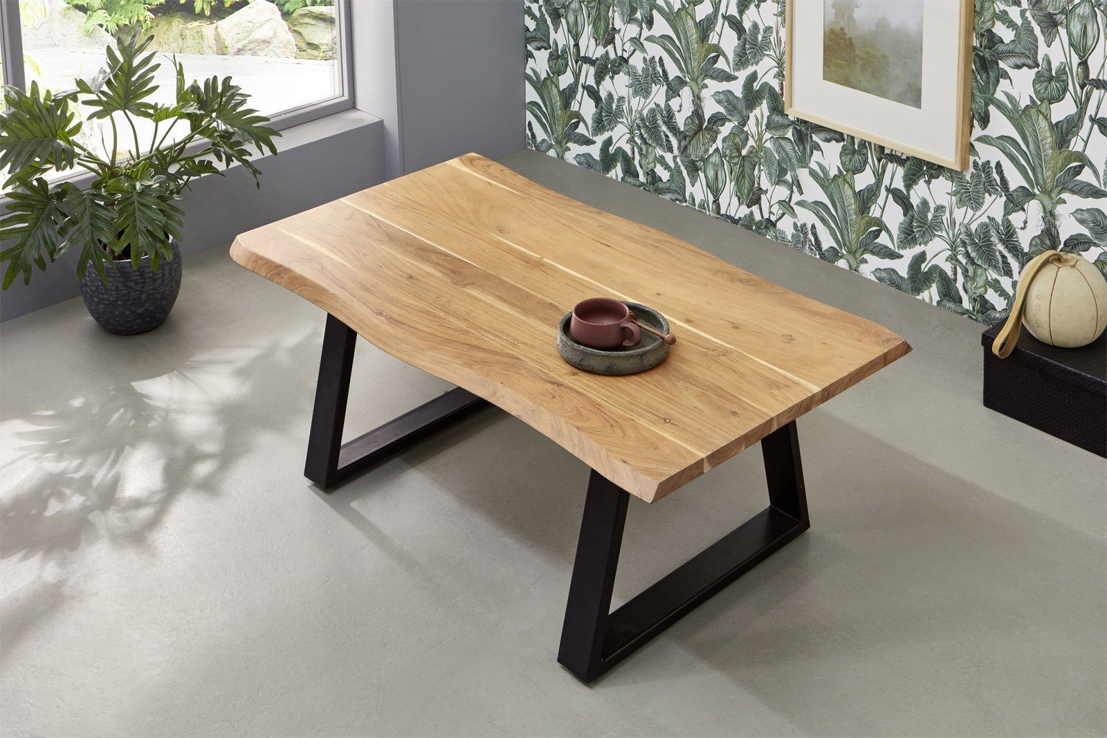 Junado® Couchtisch Matteo, Akazie Massivholz, Stärke der Tischplatte 26mm, natürliche Baumkante naturfarben