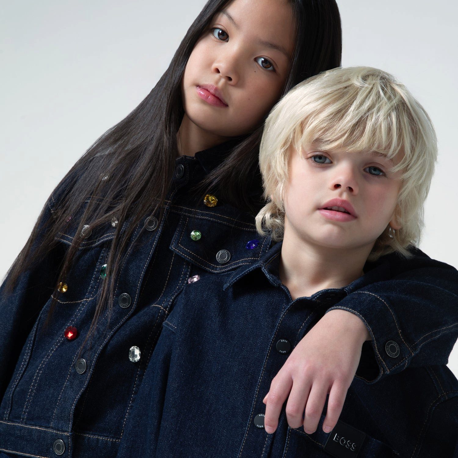 Boss Kidswear Jeanshemd BOSS Kidswear Jeanshemd Langarm, Farbe Roher Denim mit Logo-Badge