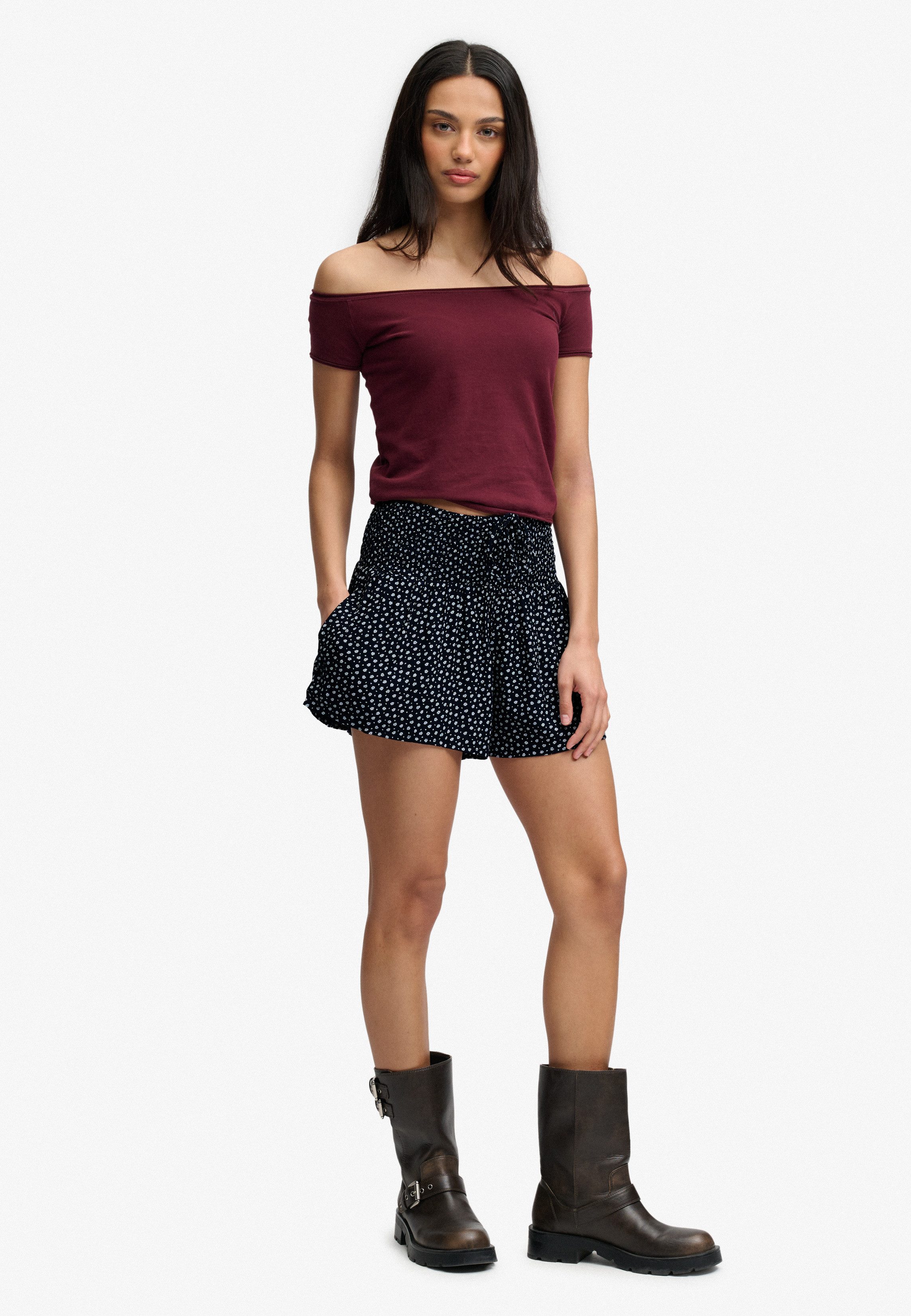 Superdry Shorts PRINTED MINI SMOCKED SHORTS aus Viskose, Regular Fit, mit Gummizug, pflegeleichtes Webmaterial