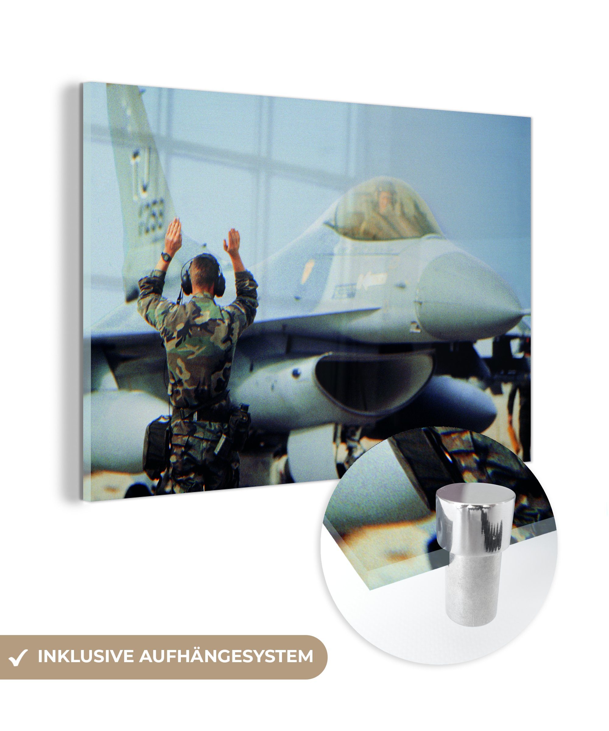 MuchoWow Acrylglasbild Bodenpersonal signalisiert dem Piloten eines Militärflugzeugs, (1 St), Acrylglasbilder Wohnzimmer & Schlafzimmer