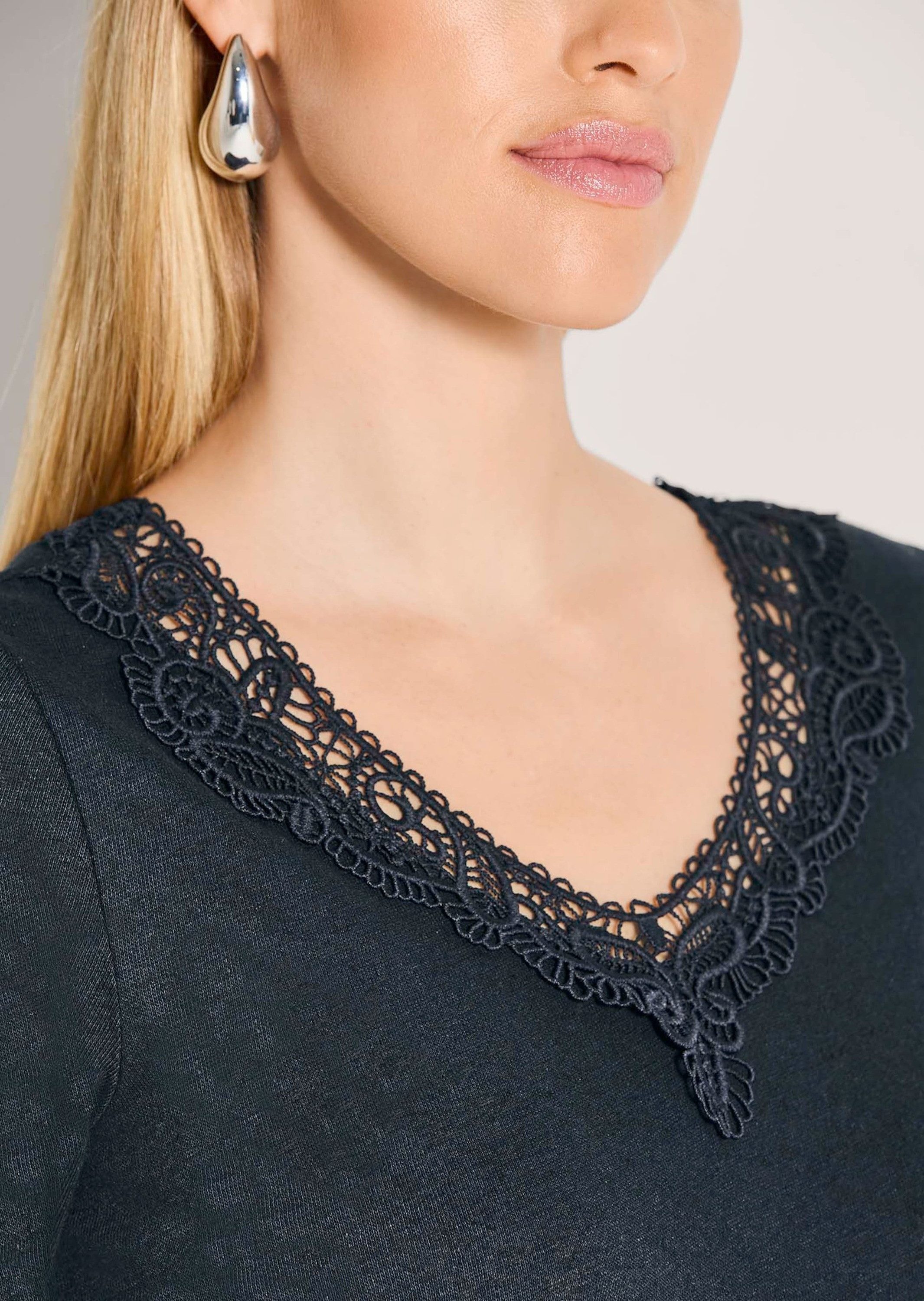 MADELEINE Kurzarmshirt Kurzarm Leinen-Shirt mit Spitzenbesatz Uni-Design mit dekorativem V-Ausschnitt vorne und hinten