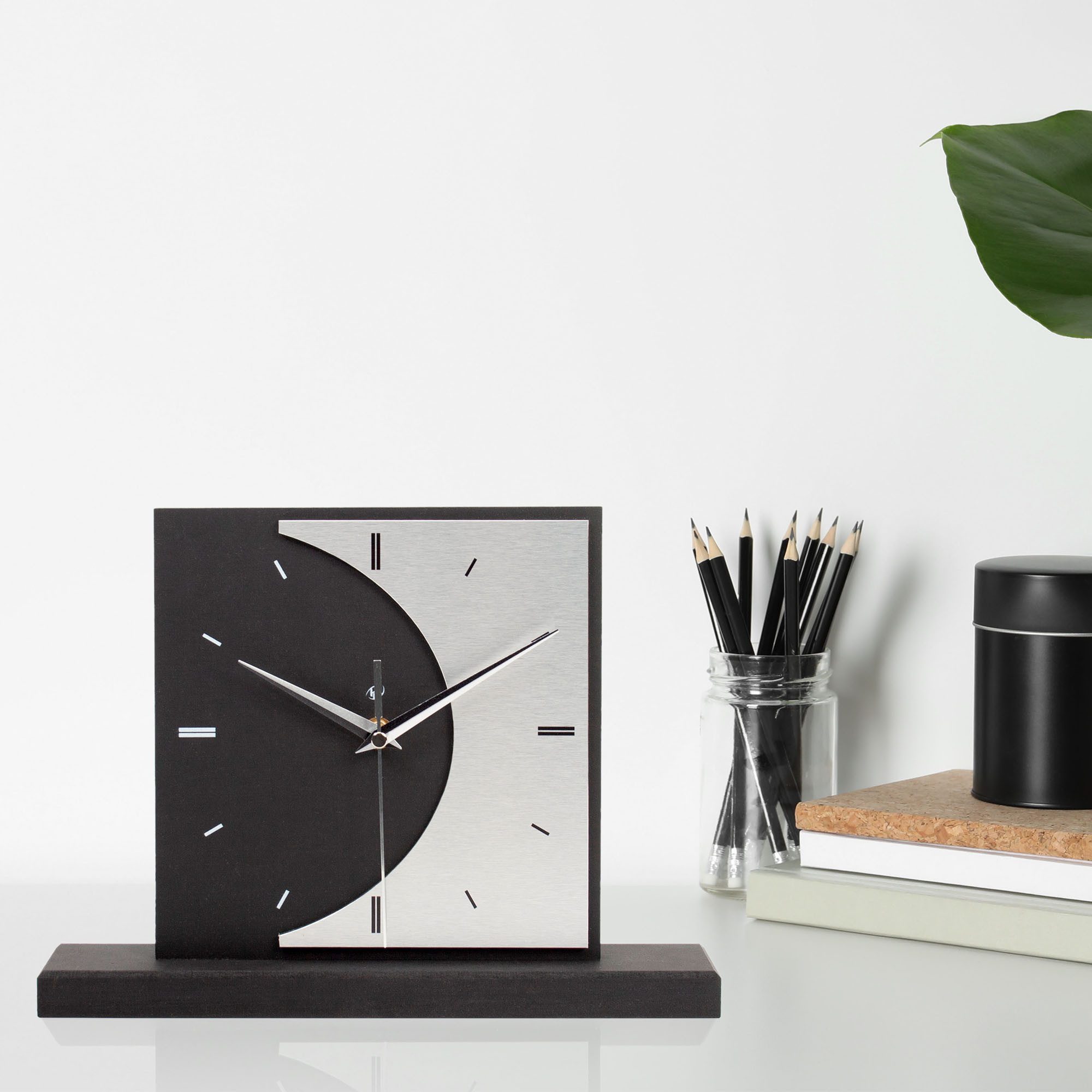 Kreative Feder Standuhr Standuhr „Moon“ aus Holz – schwarze Tisch-Uhr ohne Ticken, wahlweise mit Quarz- oder Funkuhrwerk; elegante Applikation