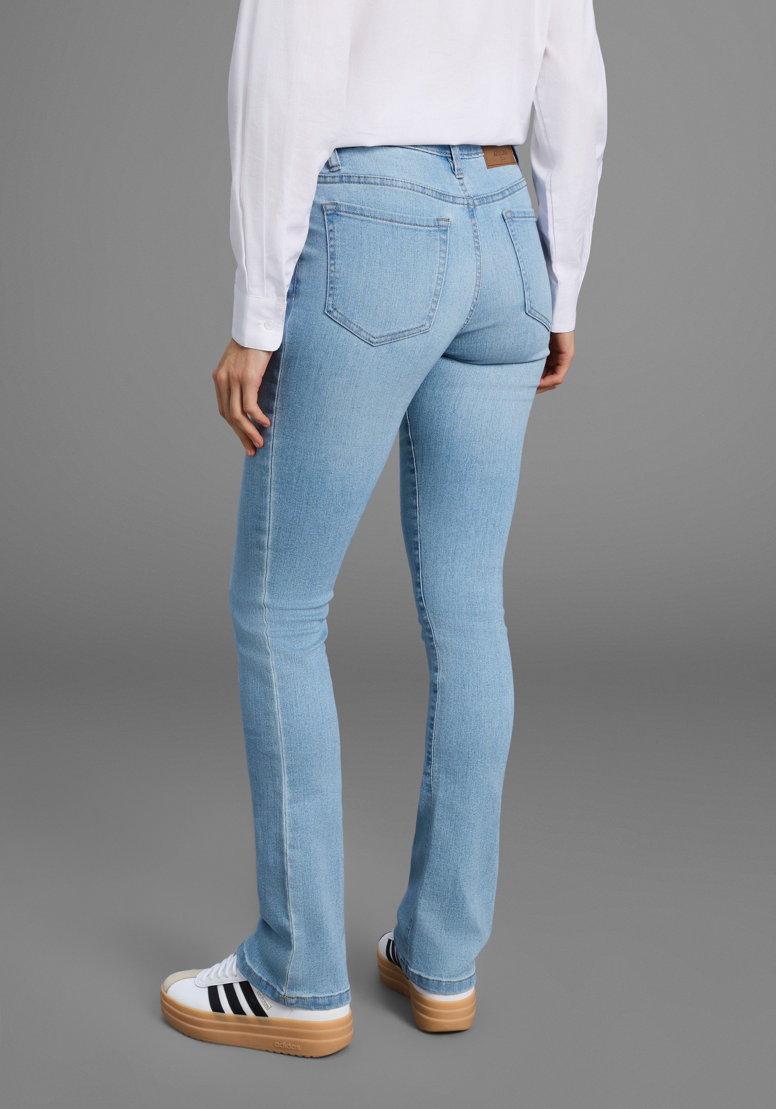 Arizona Bootcut-Jeans Baby-Boot Bootcut-Stil, figurbetonte Passform, mit Used-Effekten