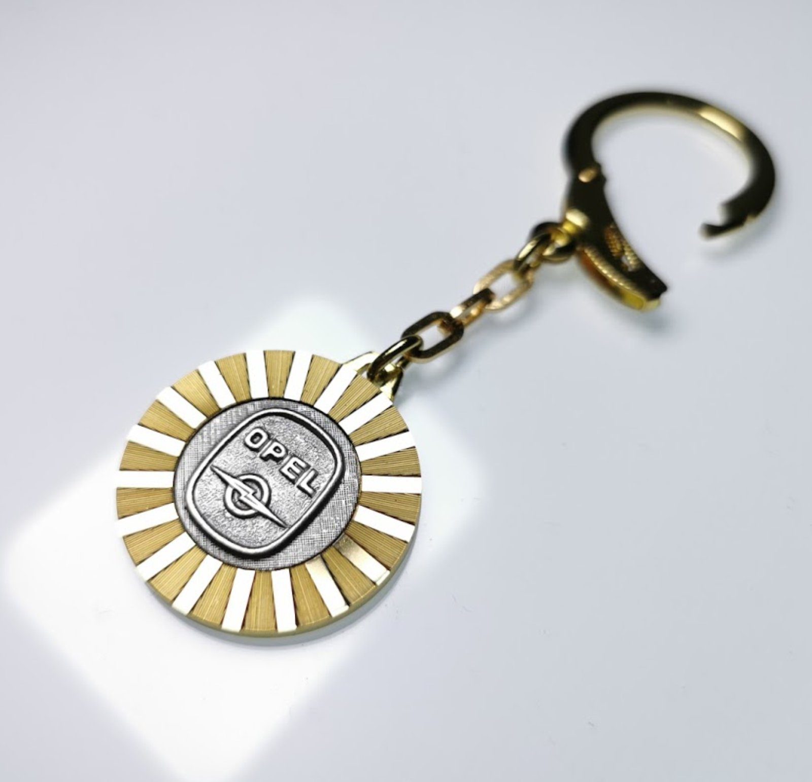 HR Autocomfort Schlüsselanhänger mit Gravur Lüfterrad Schlüsselanhänger Blitz 1957 OPEL aus Diamantschliff Metall Anhänger