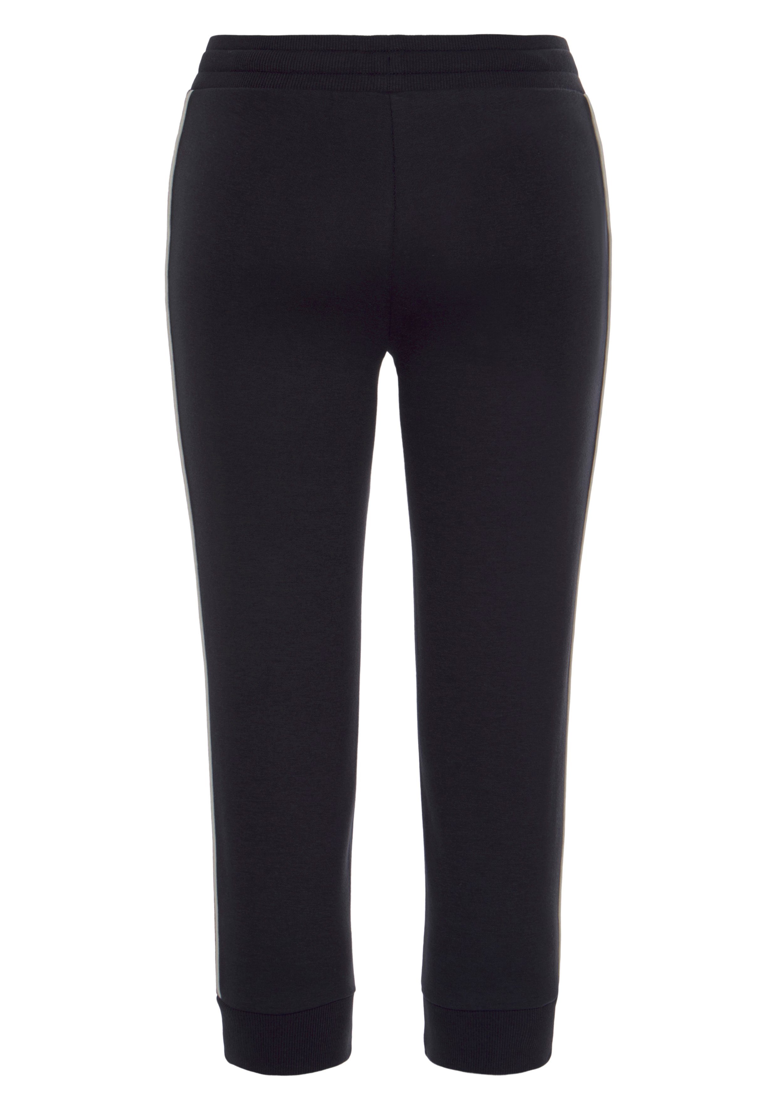 H.I.S Caprihose mit seitlichem Piping. Ideal für Sport- und Freizeit.