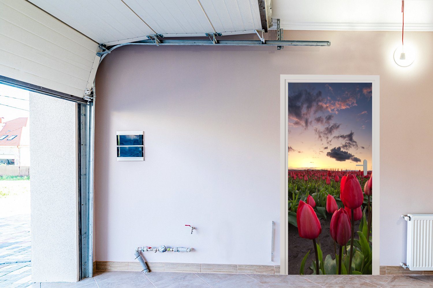 ein Sonnenuntergang, Fototapete Türaufkleber, St), Tür, für Rote 75x205 bedruckt, cm Matt, und Tulpen MuchoWow (1 Türtapete