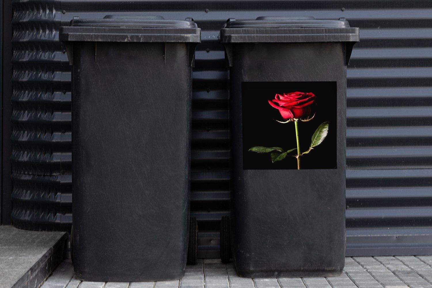 Eine Mülltonne, Wandsticker Hintergrund Abfalbehälter Sticker, MuchoWow Container, auf Rose St), (1 schwarzem rote Mülleimer-aufkleber,