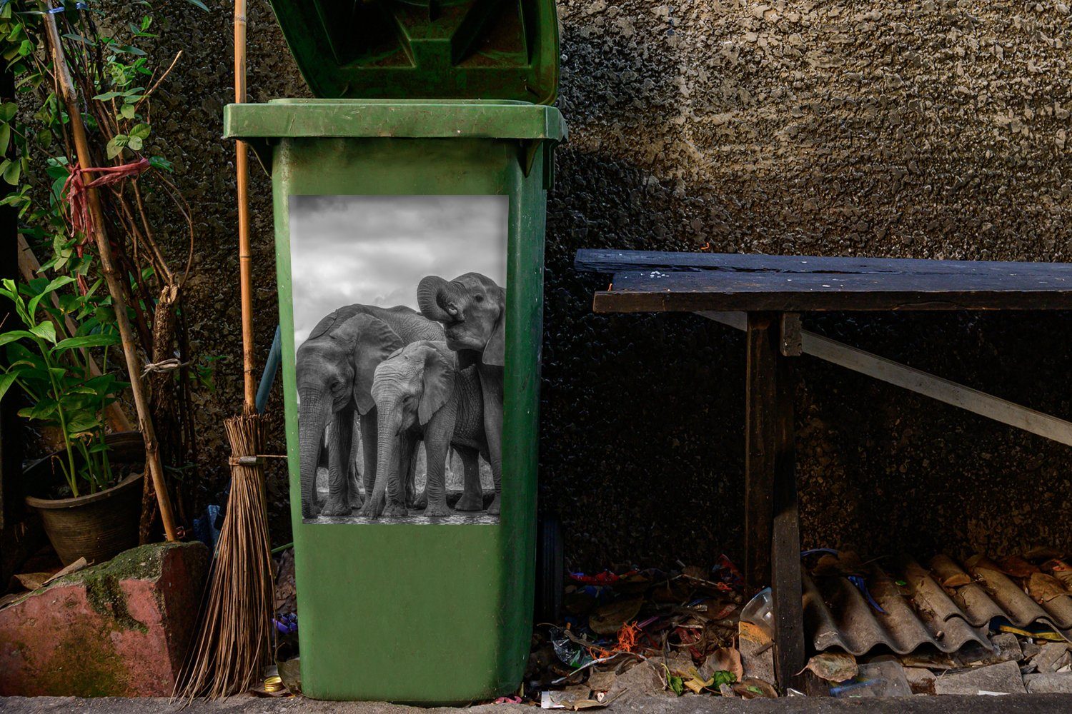 - Abfalbehälter St), - Tiere - weiß Schwarz Wandsticker Elefant Wasser Mülleimer-aufkleber, Container, und Mülltonne, (1 MuchoWow Sticker,