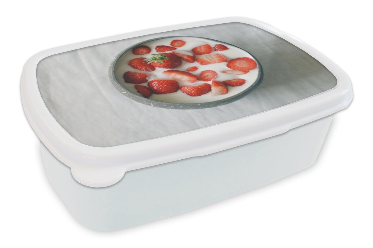 MuchoWow Lunchbox Erdbeere - Schale - Tisch, Kunststoff, (2-tlg), Brotbox für Kinder und Erwachsene, Brotdose, für Jungs und Mädchen weiß
