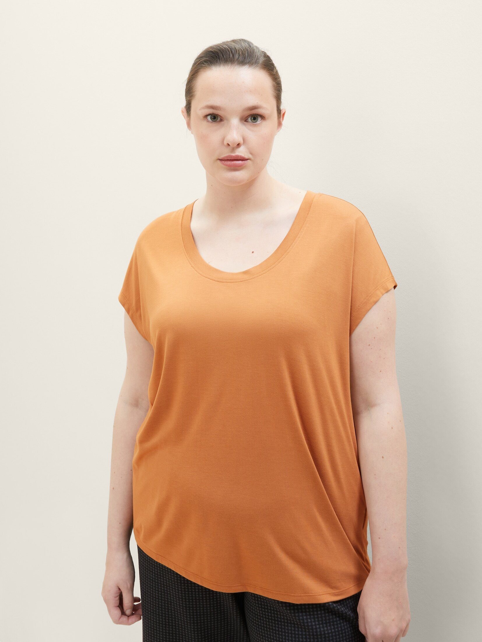 TOM TAILOR PLUS T-Shirt Plus ist - Loose trägt Model Unser und 46 Größe T-Shirt, Fit 180 groß cm