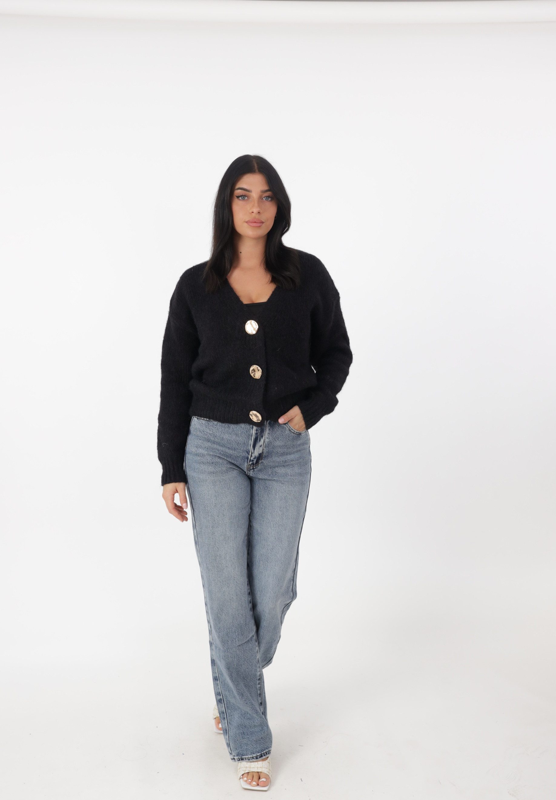 Elara Cardigan — Damen Strickjacke mit goldfarbenen Knöpfen und V-Ausschnitt