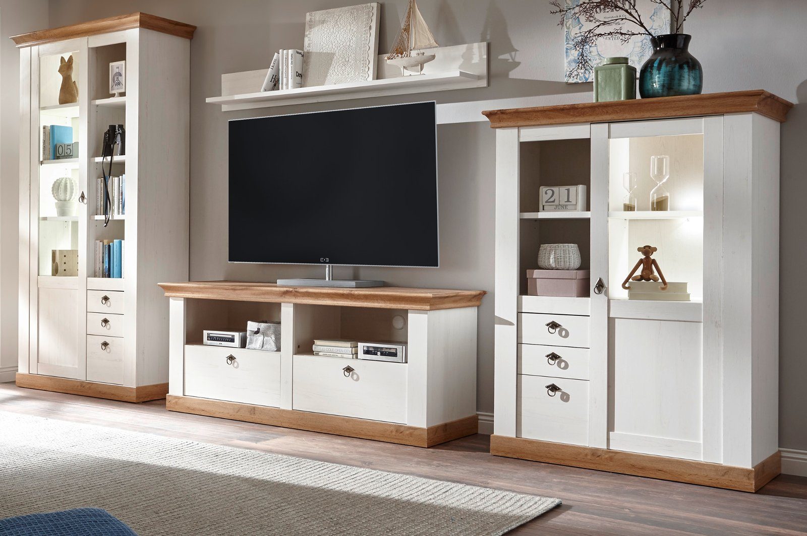 Furn.Design Wohnwand Hemsby, (in Pinie weiß mit Wotan Eiche, 4-teiliges Set, ca. 376 x 204 cm), Landhausstil