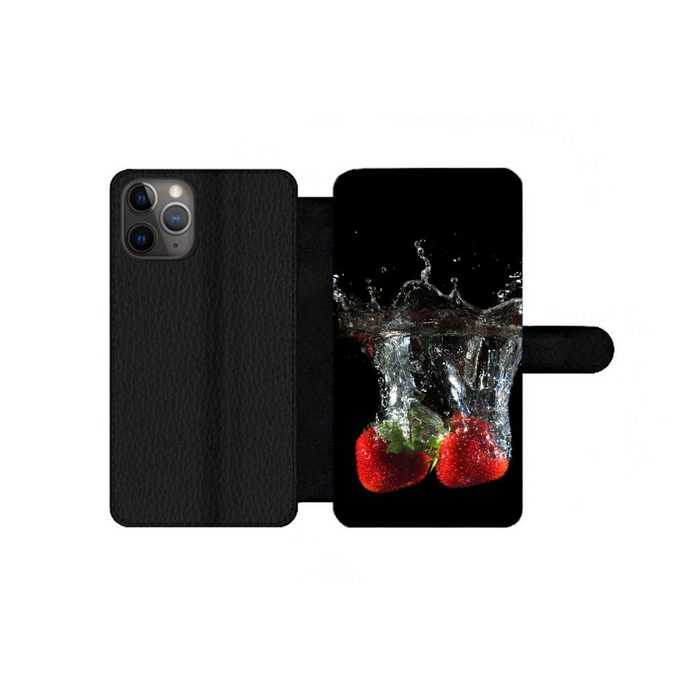 MuchoWow Handyhülle Erdbeeren - Obst - Wasser - Schwarz - Rot Handyhülle Telefonhülle Apple iPhone 11 Pro Max