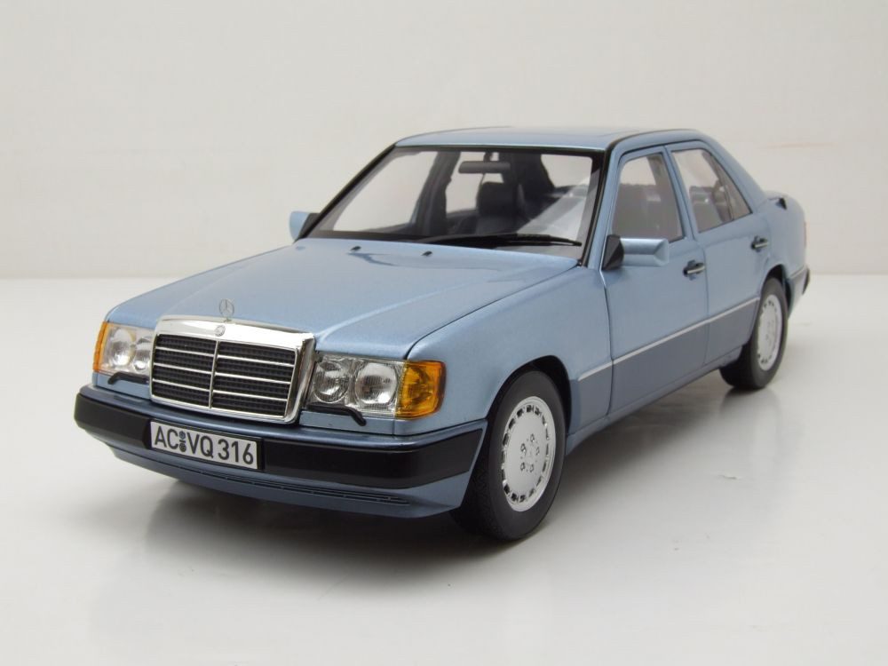 Norev Modellauto Mercedes 230 E W124 1990 hellblau metallic Modellauto 1:18 Norev, Maßstab 1:18