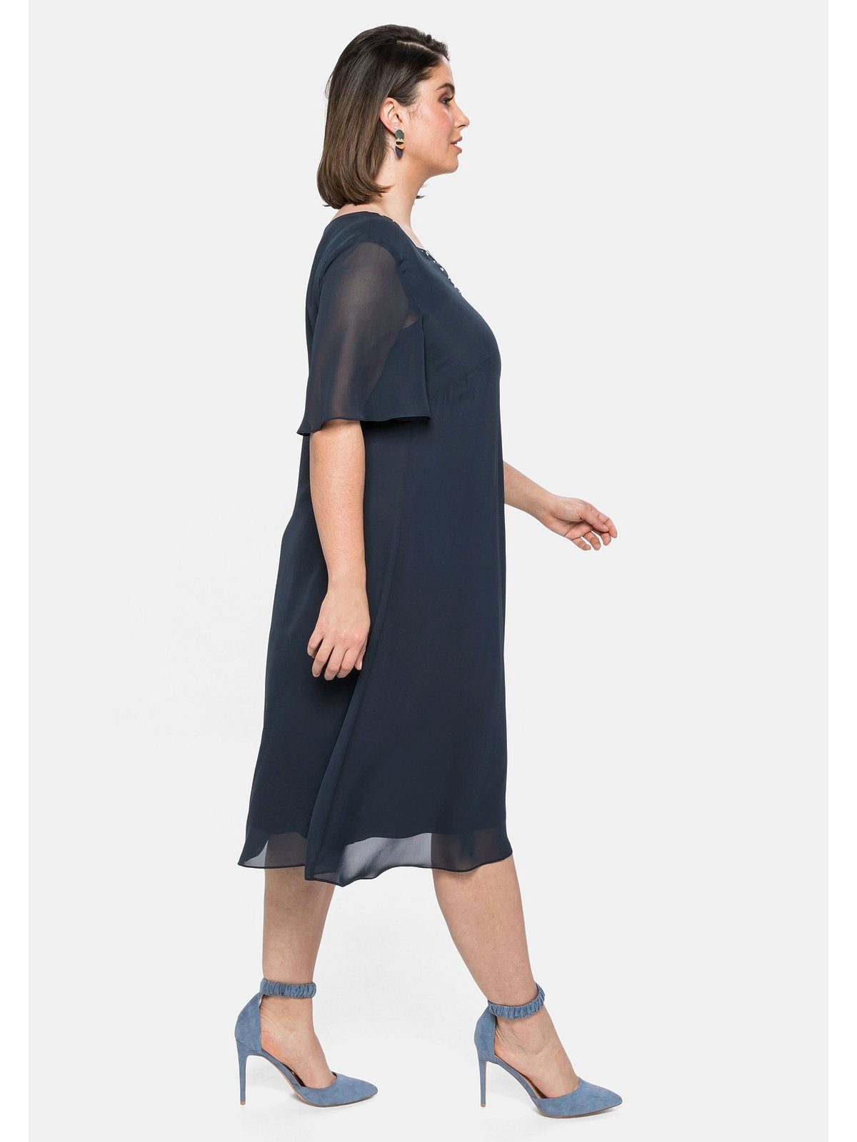 Sheego Chiffonkleid Große Größen mit Schmucksteinen am Ausschnitt