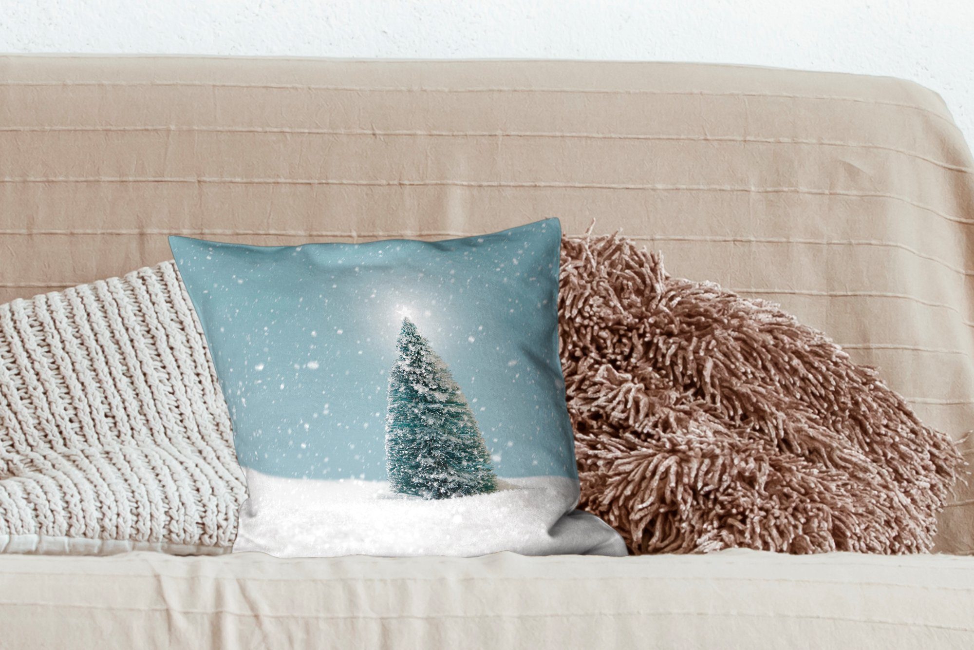 Dekokissen verschneiten Zierkissen Schlafzimmer, Ein mit Füllung Wohzimmer, Sofakissen MuchoWow und Weihnachtsbaum einer blauen, einem Landschaft Deko, für in