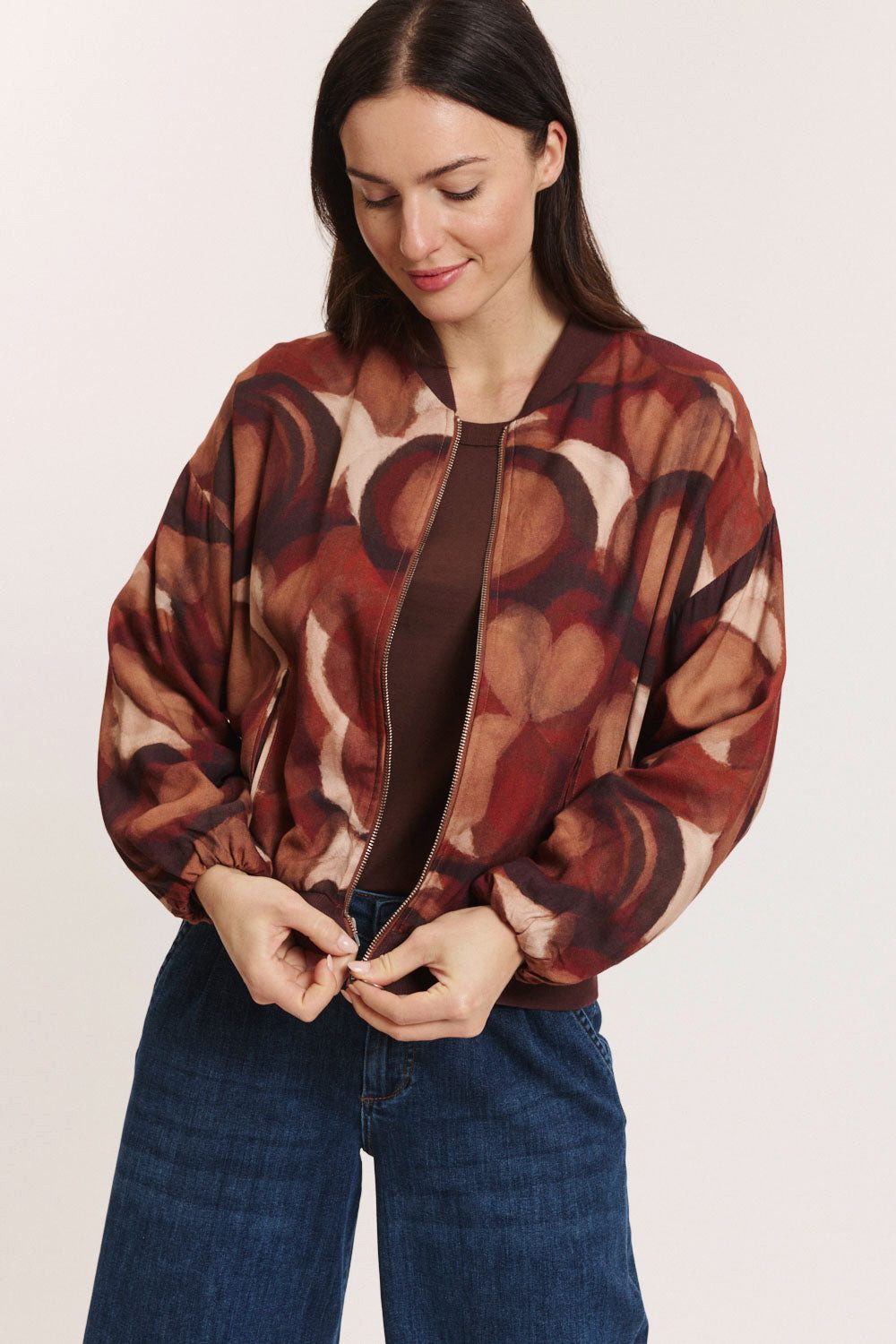 Tranquillo Blouson Damen Beriit EcoVero™ Viskose Rippenbündchen College-Kragen Blousonjacke mit Allover-Print & softem Peach-Effekt, Tragekomfort
