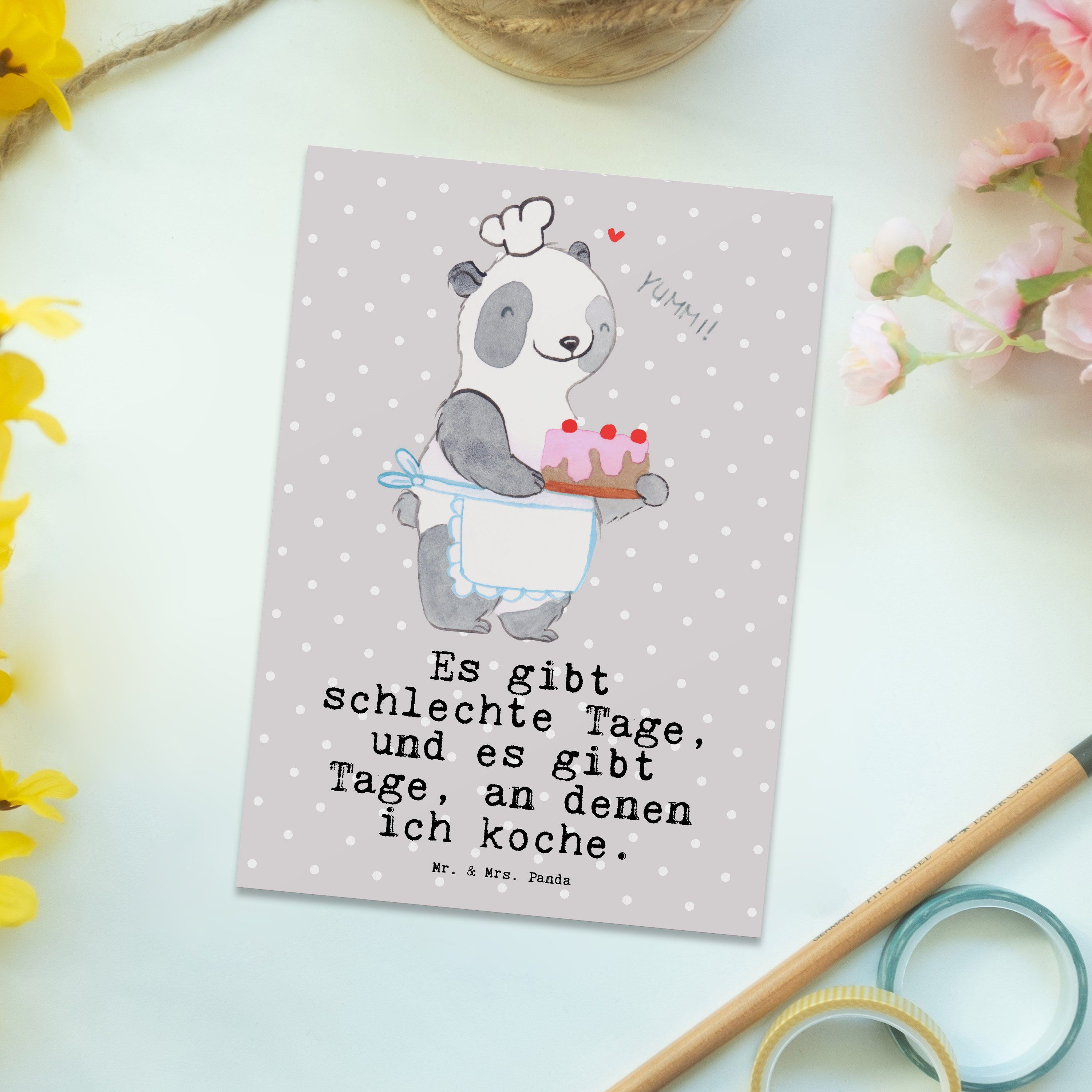 Mr. & Mrs. Panda Postkarte Bär Kochen Tage - Grau Pastell - Geschenk, Auszeichnung, Geschenkkart