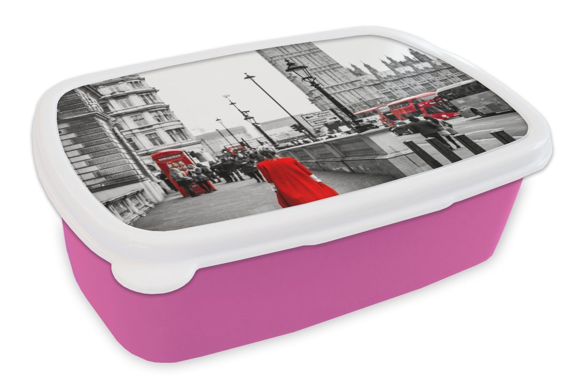 MuchoWow Lunchbox Schwarz-Weiß-Foto einer Frau in einem roten Kleid, Kunststoff, (2-tlg), Brotbox für Erwachsene, Brotdose Kinder, Snackbox, Mädchen, Kunststoff rosa