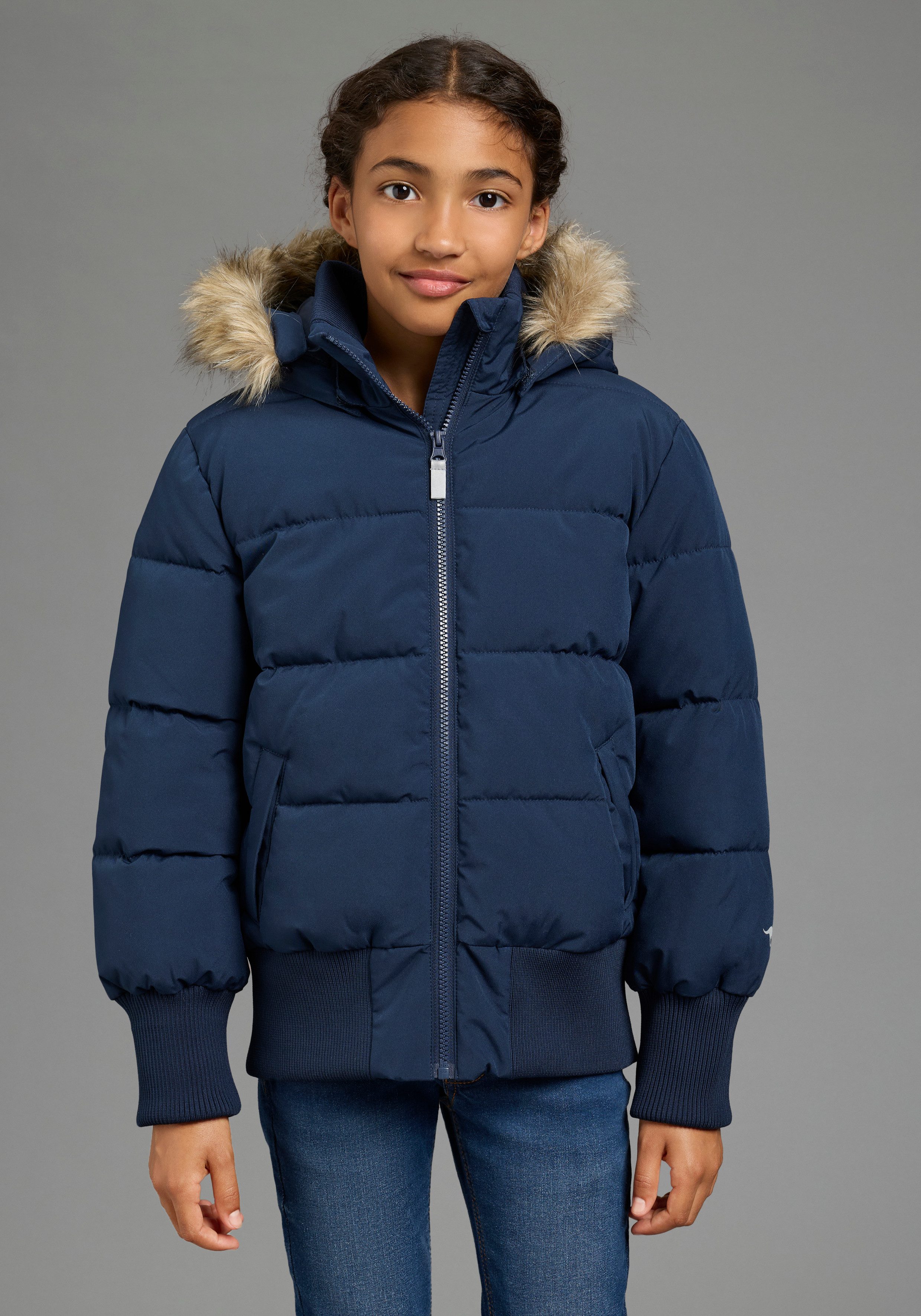 KangaROOS Outdoorjacke Winterjacke mit Fellkragen und reflektierenden KangaROOS Logo-Print Warme Jacke mit breitem Ripp-Bund, Kapuzenfütterung