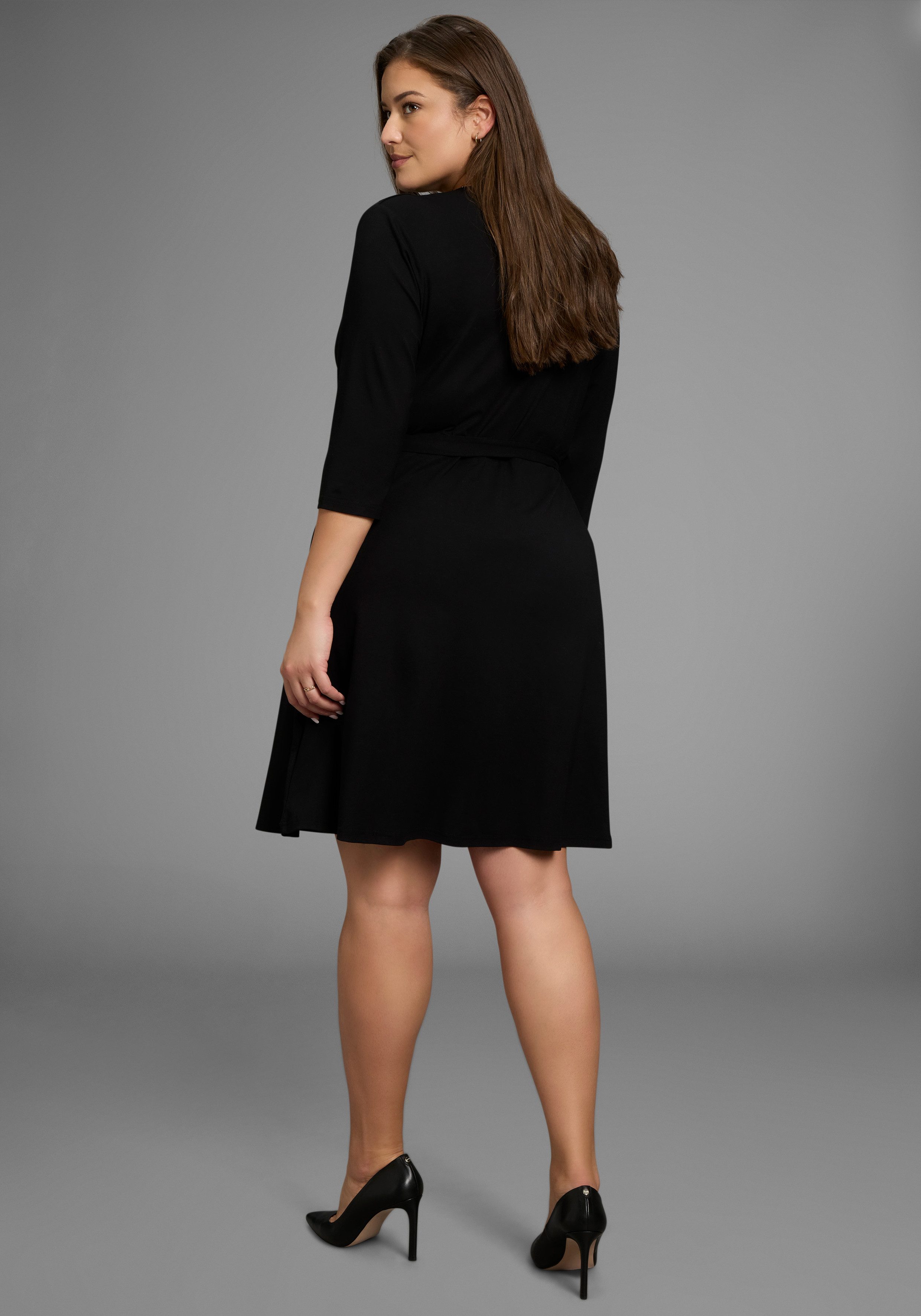 Laura Scott CURVE Jerseykleid mit femininer Wickeloptik und tiefem V-Aussch günstig online kaufen