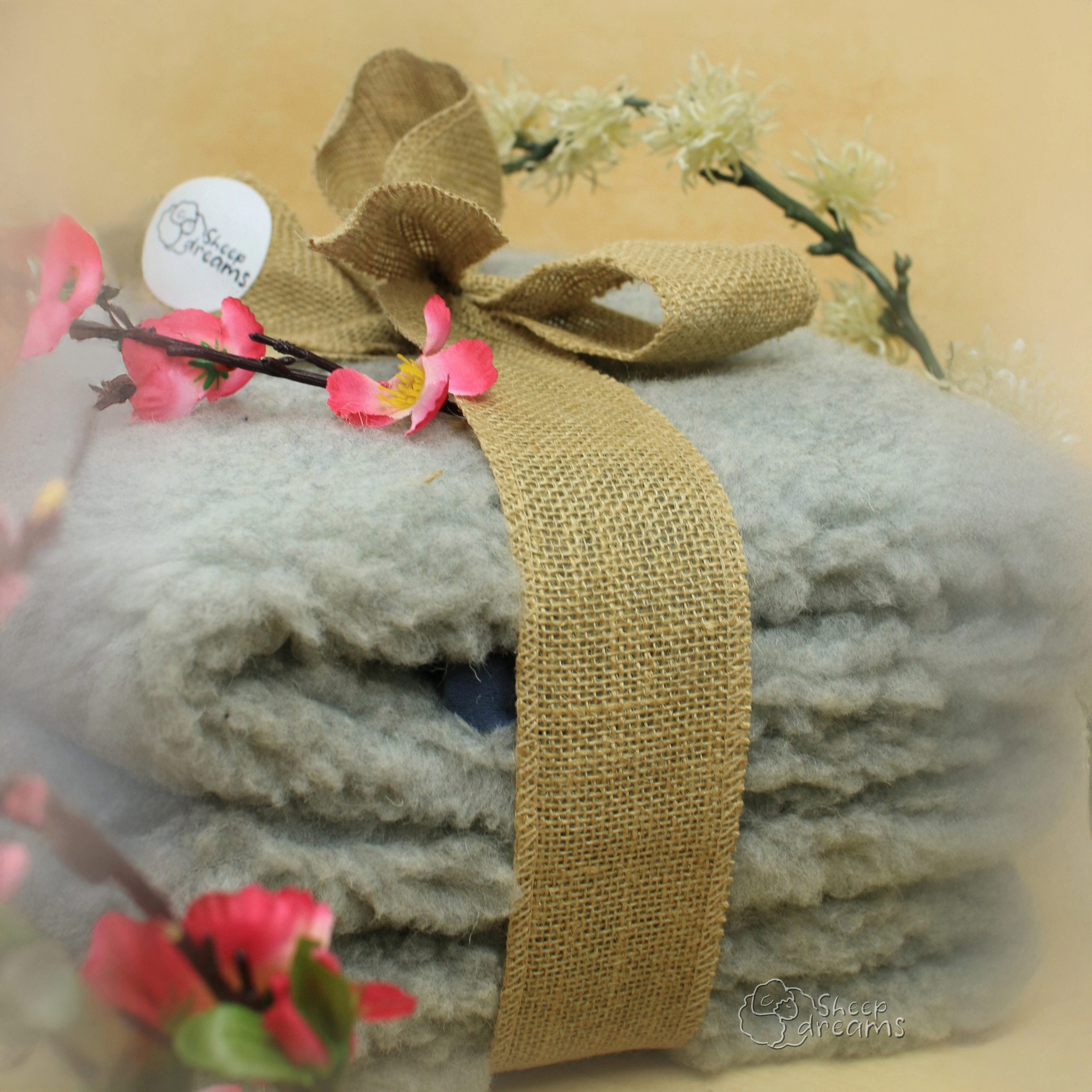 Sheep Dreams Naturhaarbettdecke Sheep Dreams Schafwolldecke 100%Merino Schurwolle (Hellgrau 160x200cm)