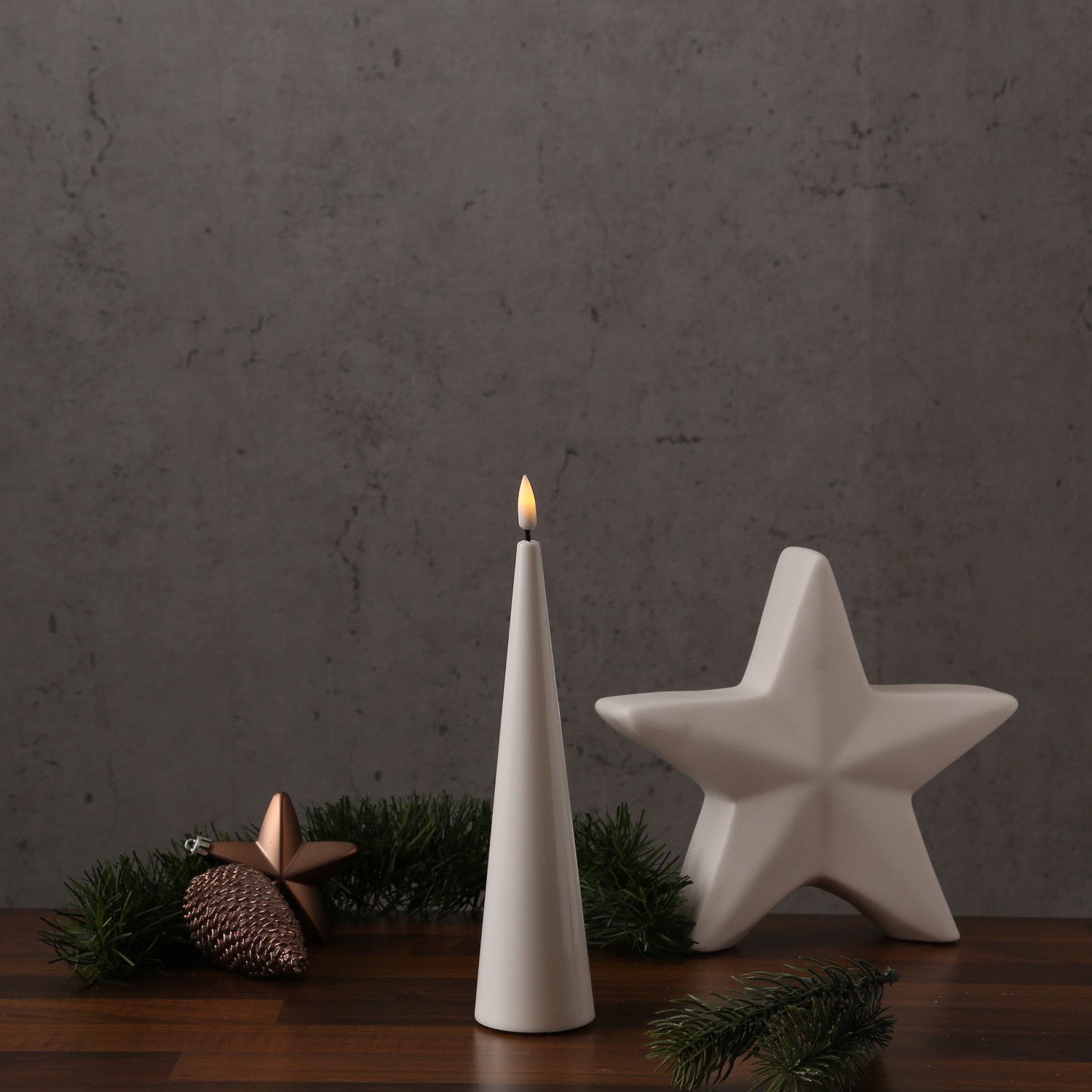 Deluxe Homeart LED-Kerze LED Kegelkerze Lea Deluxe Lack Kegelform flackernd H: 20cm weiß, LED Classic, warmweiß (2100K bis 3000K)
