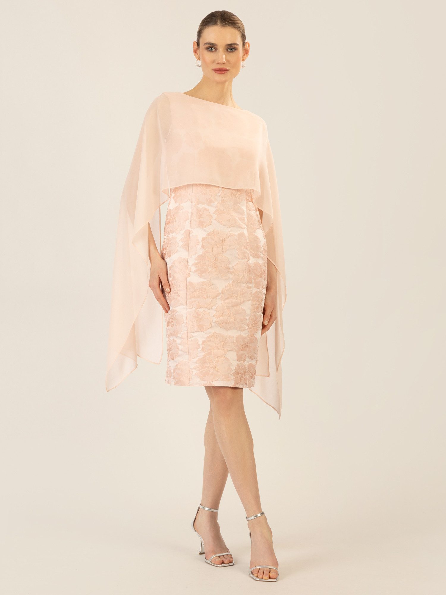 Apart Abendkleid mit glänzenden Blüten und angearbeitetem Cape aus Chiffon günstig online kaufen