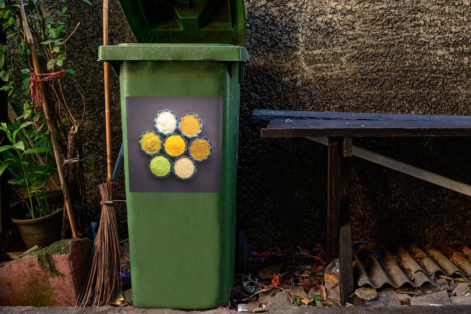 St), Abfalbehälter MuchoWow Wandsticker Verschiedene einschließlich Hintergrund (1 grauem Sticker, Masala Mülltonne, Container, vor Gewürze Mülleimer-aufkleber,