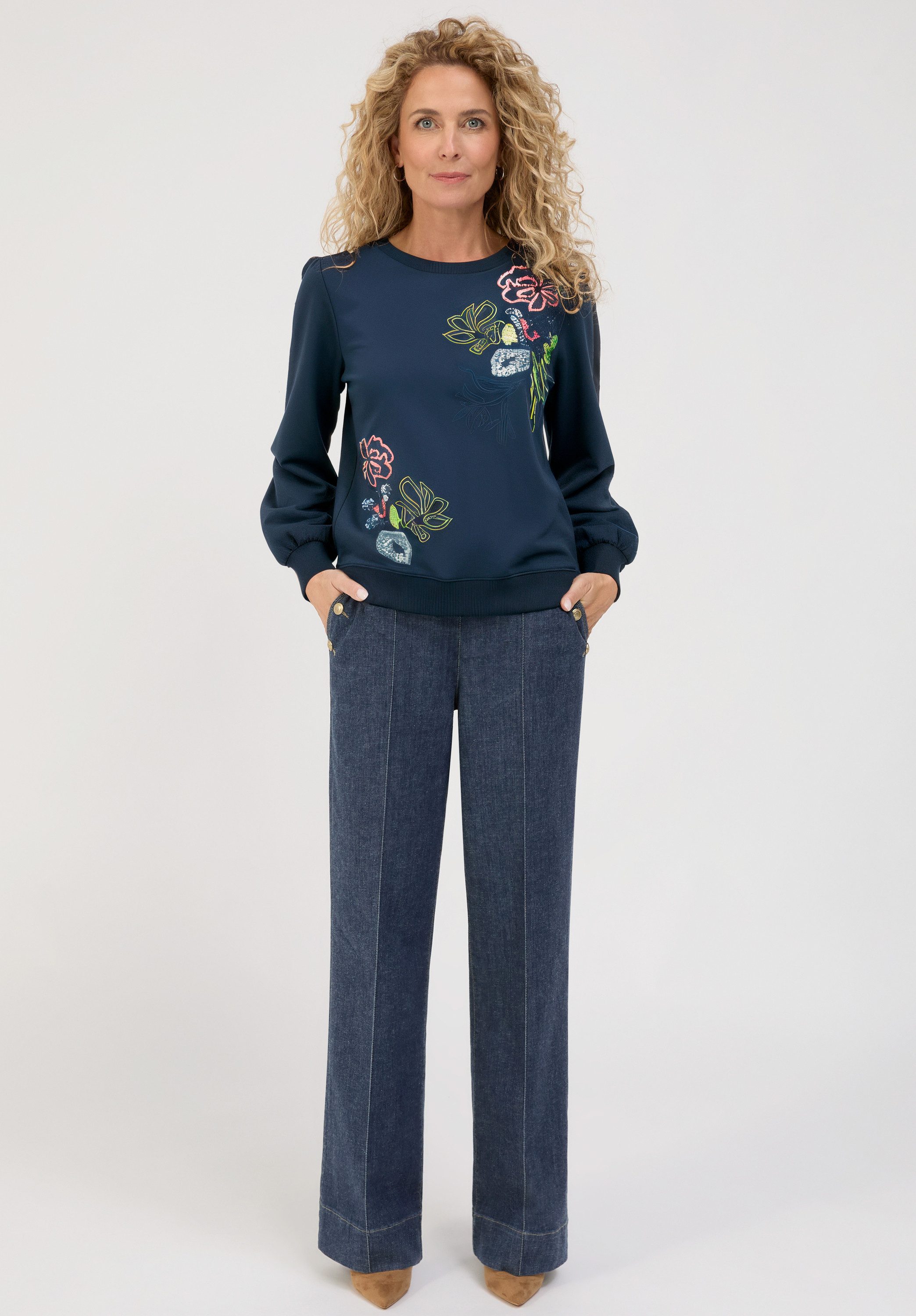 bianca Print-Shirt AMALIA mit einem Frontmotiv aus Pailletten und Stickerei