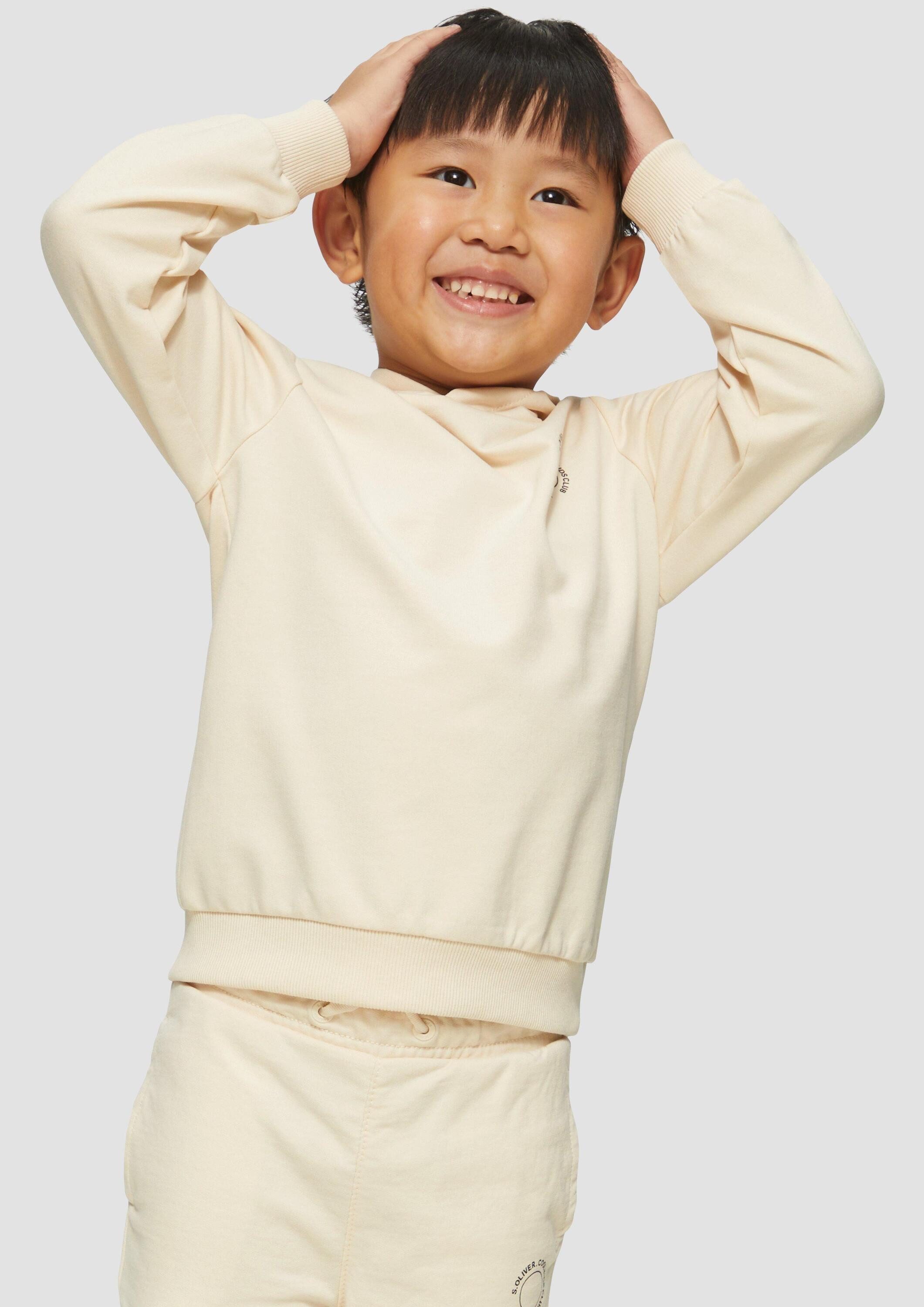 s.Oliver Sweatshirt Sweatshirt Unisex Kapuzen-Sweatshirt mit Rippbündchen und kleinem Print-Detail