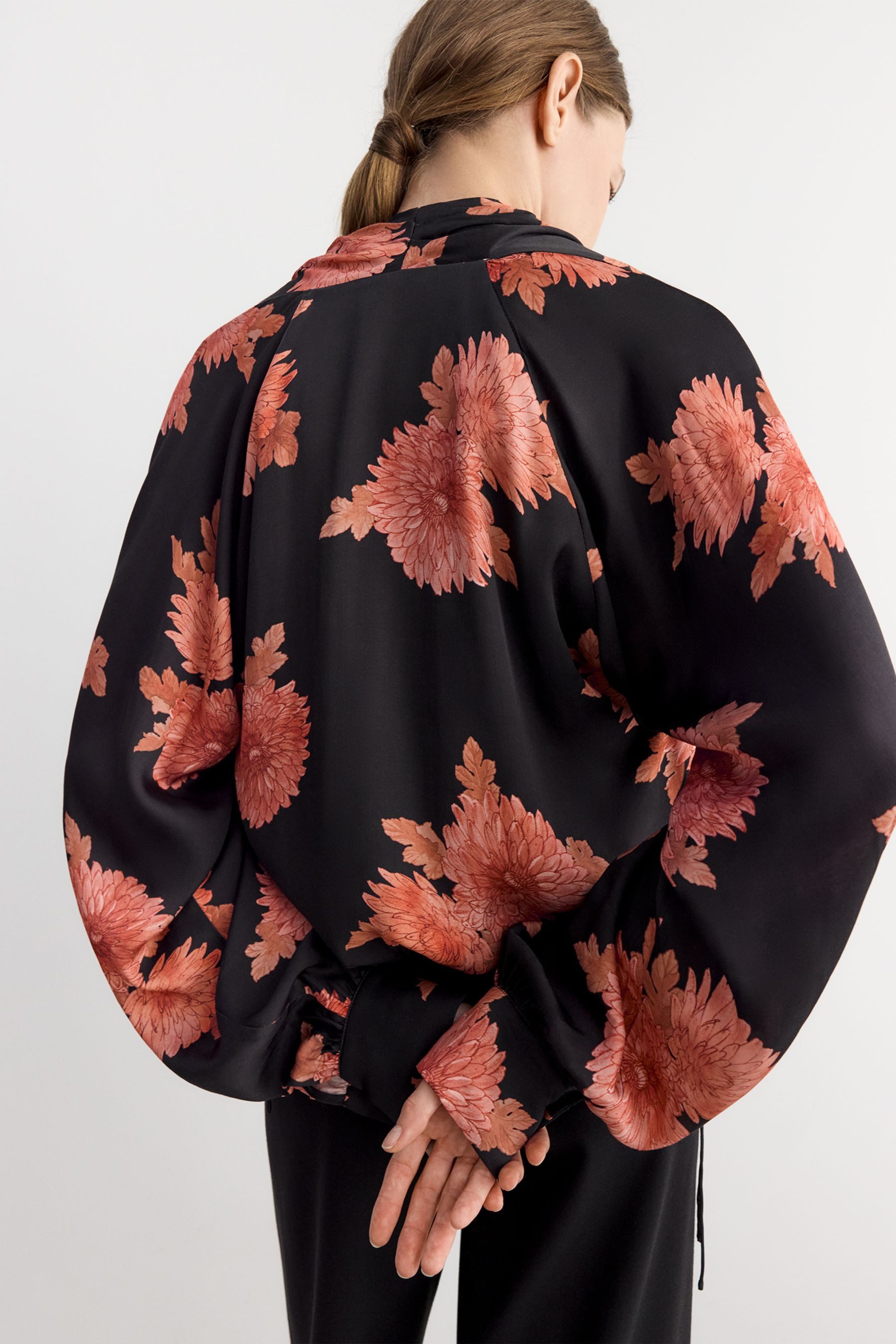 Bhoem Langarmbluse BHOEM Langarmbluse aus Satin mit floralem Muster (1-tlg)