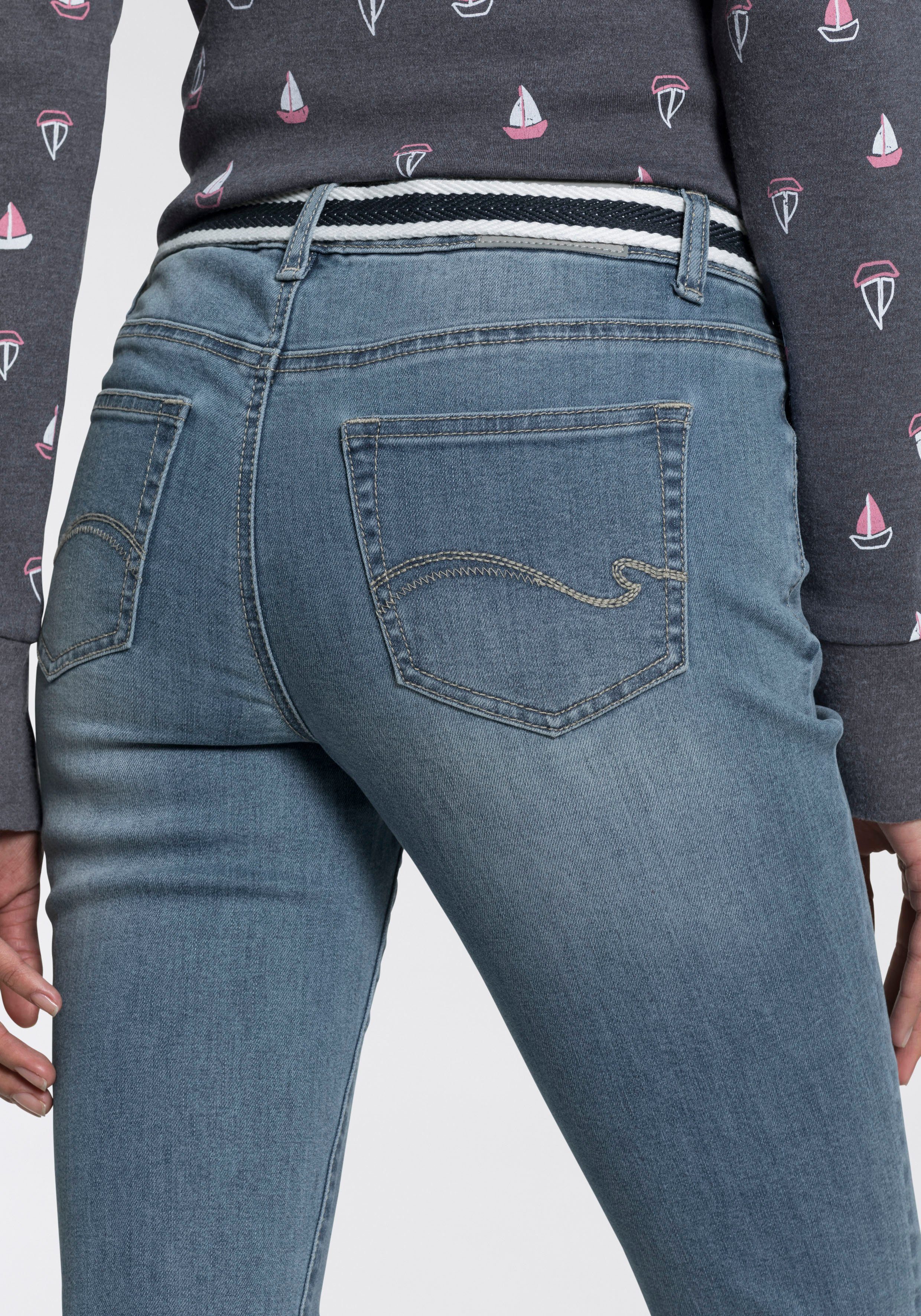 KangaROOS Caprijeans CAPRI-JEANS mit Gürtel (Set, mit abnehmbarem Gürtel) Skinny Fit, mit Schlitz, normale Leibhöhe