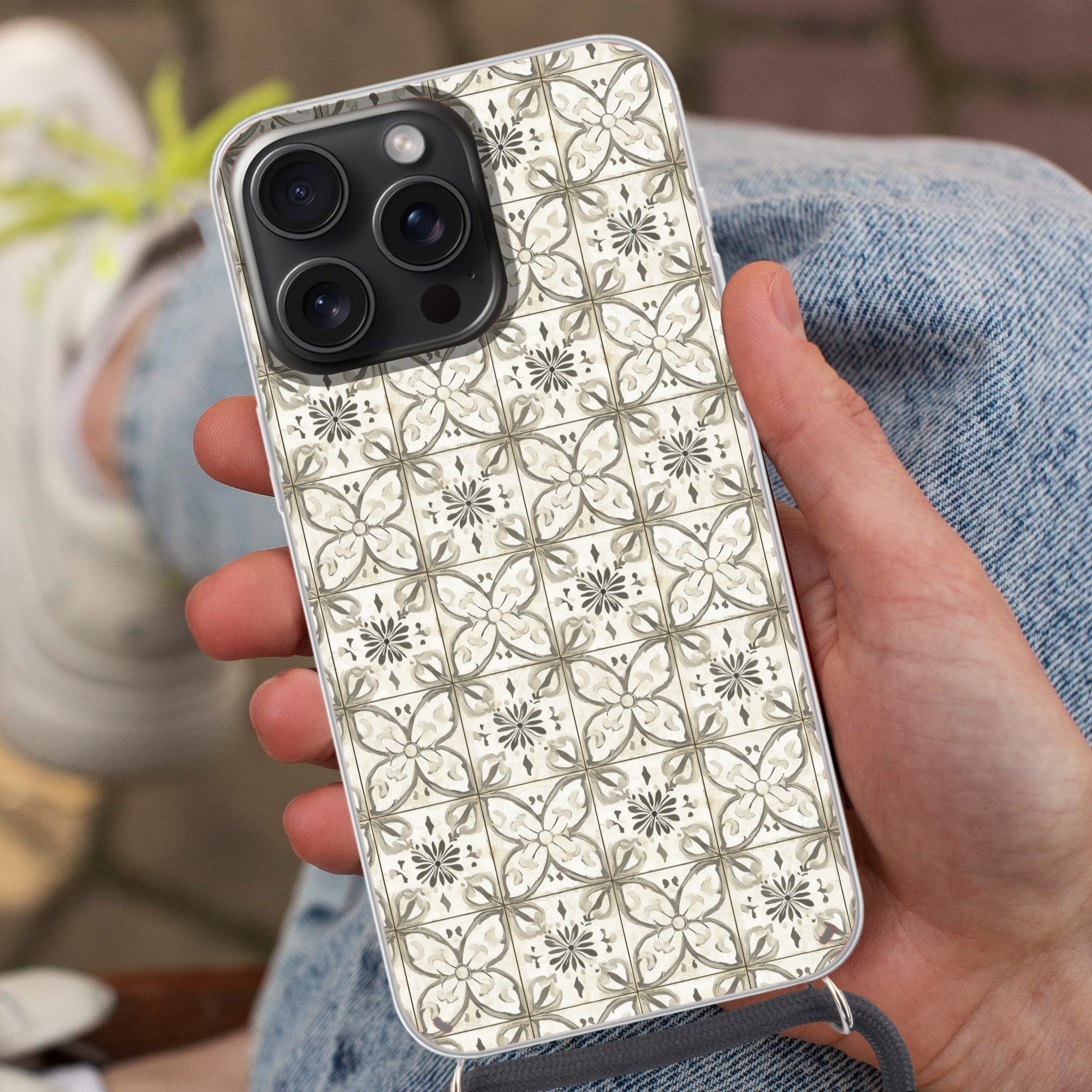 MuchoWow Handyhülle für Apple iPhone 15 Pro Max Antik - Fliese - Beige, Tragbare Handyhüllen mit Kette zum umhängen, Handykette Handyband