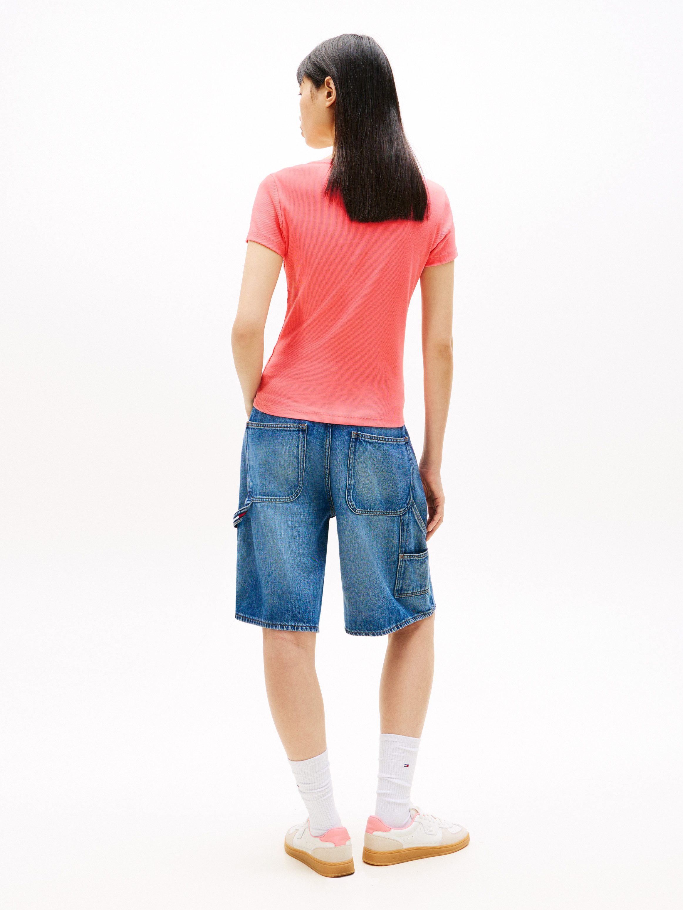 Tommy Jeans Kurzarmshirt TJW SLIM ESSENTIAL RIB V SHORT SLEEVE mit gerippter Struktur, V-Ausschnitt, Slim Fit – Bild 5 von 5