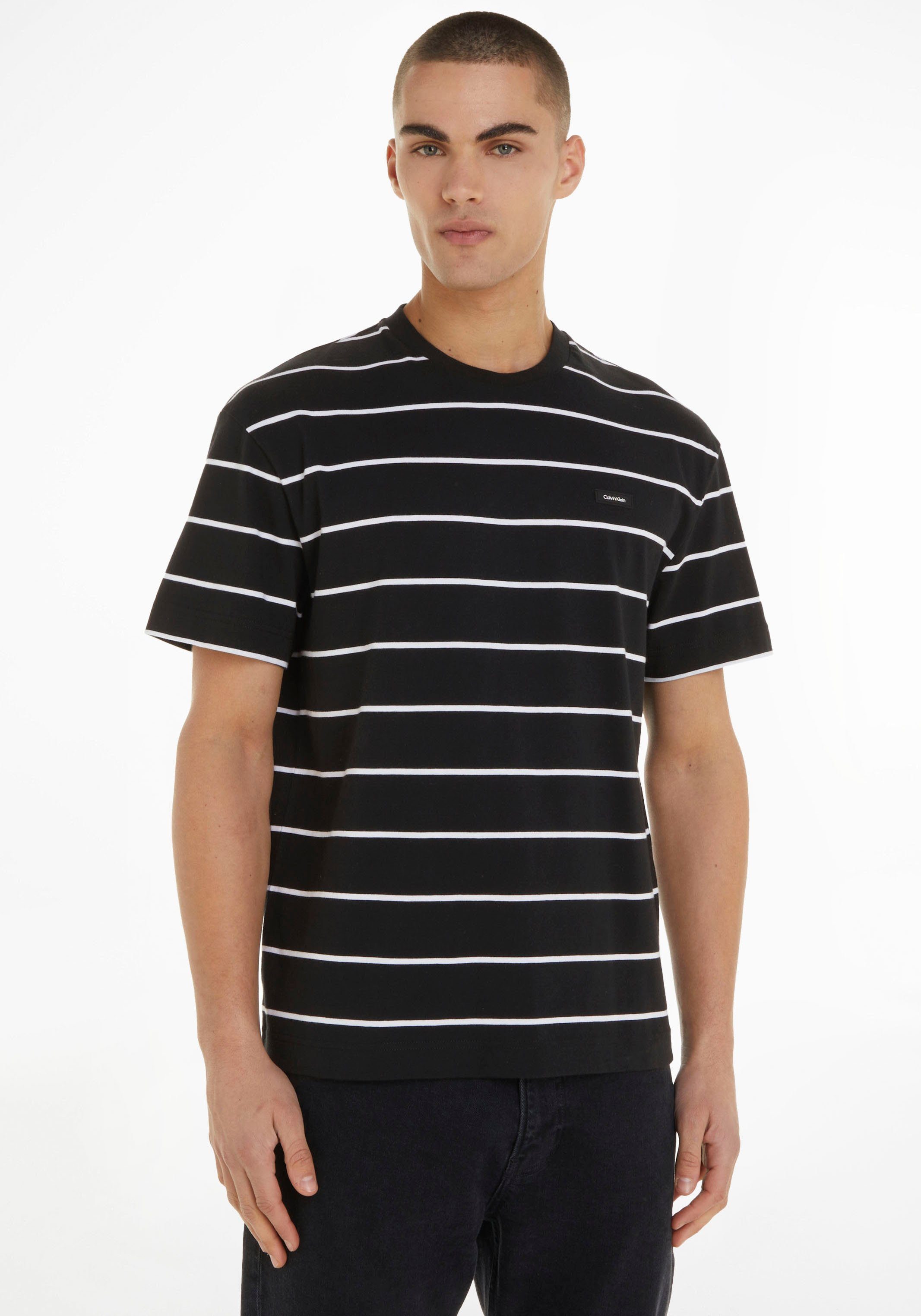 Calvin Klein Kurzarmshirt mit Calvin Klein Logo auf der Brust white stripe