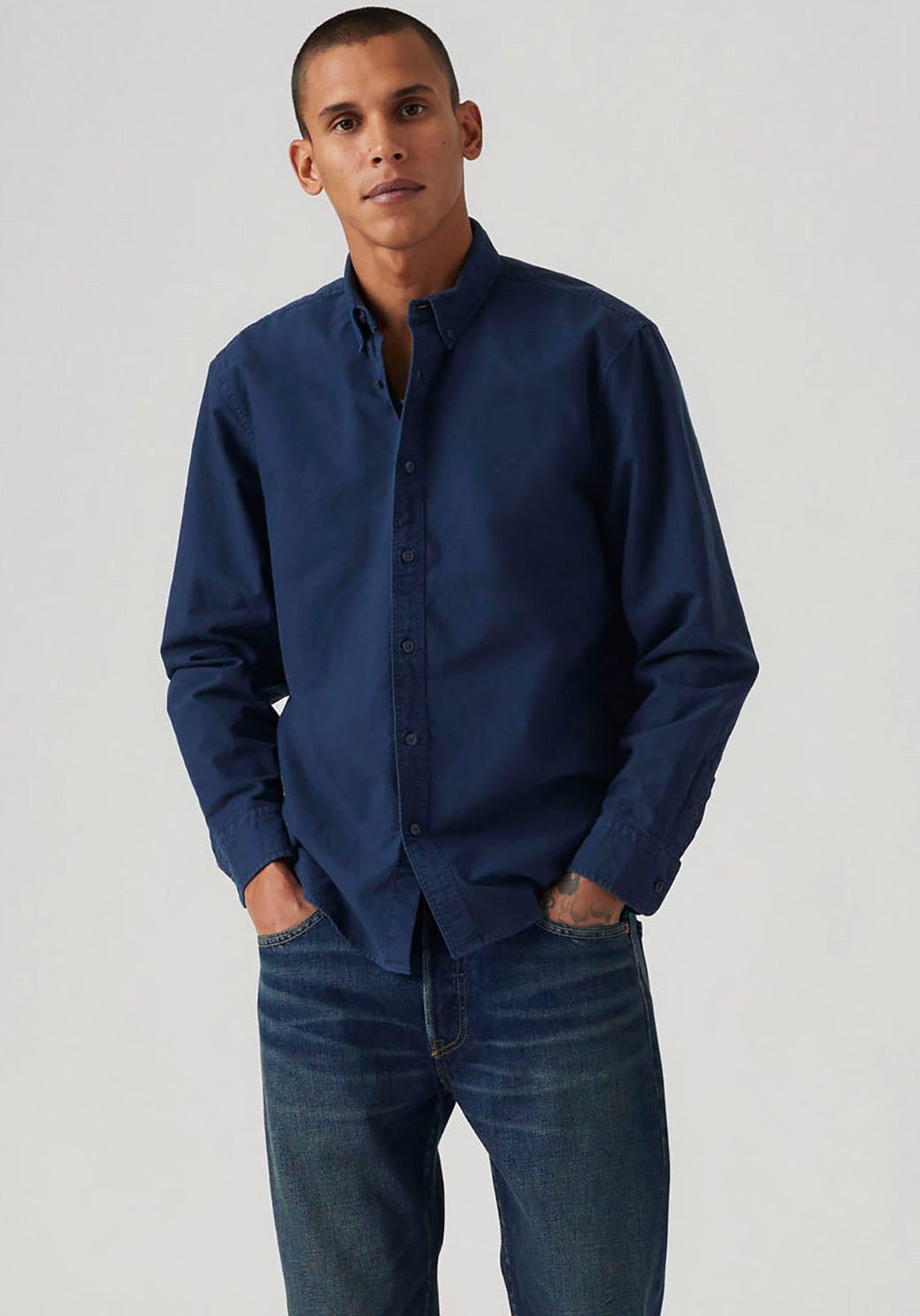 Levi's® Langarmhemd AUTHENTIC BUTTON DOWN mit Ton-in-Ton Logostickerei auf der Brust