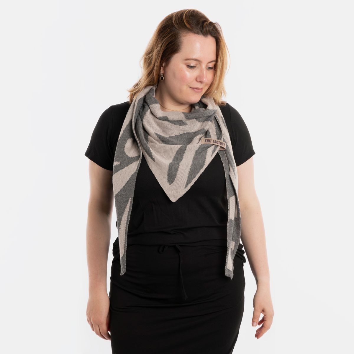Knit Factory Strickschal Leaf Dreieckstuch Kieselgrau/Med Grey, (1-St), Schal Halstuch Dreiecksschal Tuch Strickmode