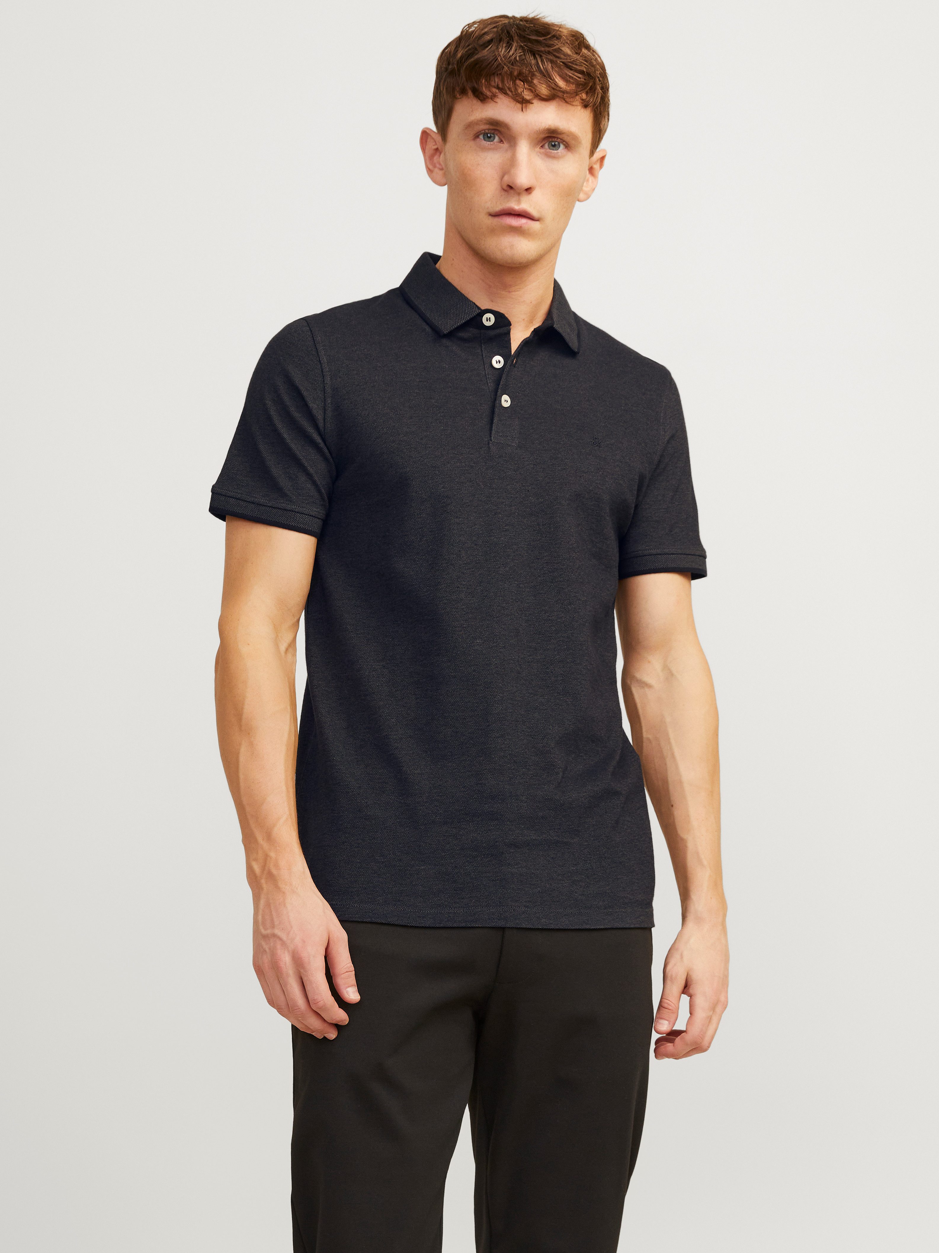 Jack & Jones Poloshirt JJEPAULOS Poloshirt mit klassischem Kragen und figurbetonter Form Logostickerei, modisch, schmal, Baumwolle, Polokragen