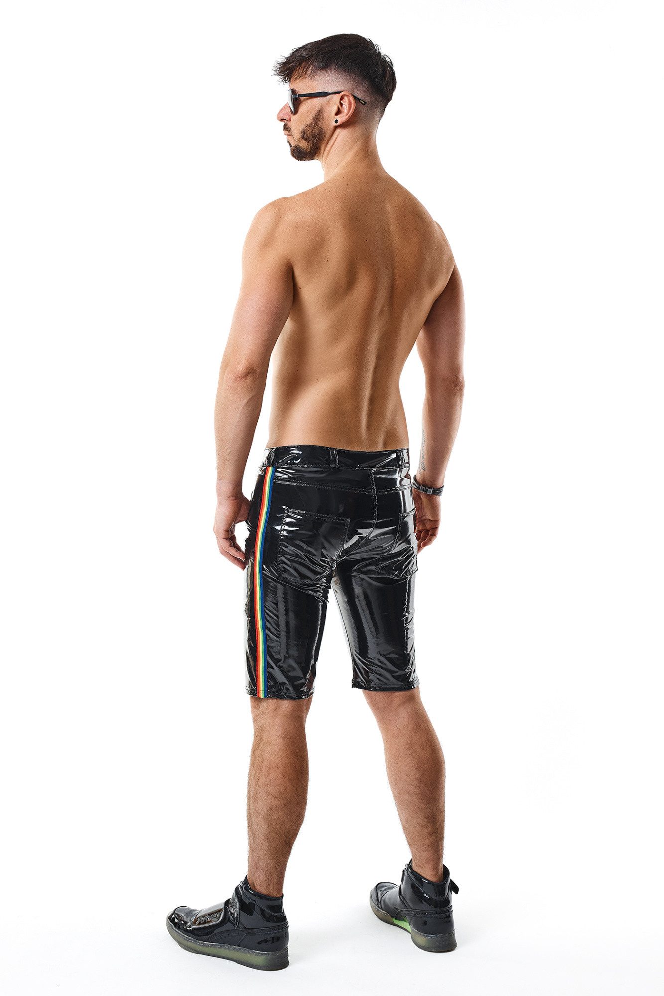 Regnes Fetish Planet Lederimitathose Herren Shorts schwarz glänzend kurze Männer Hose knielang elastisch