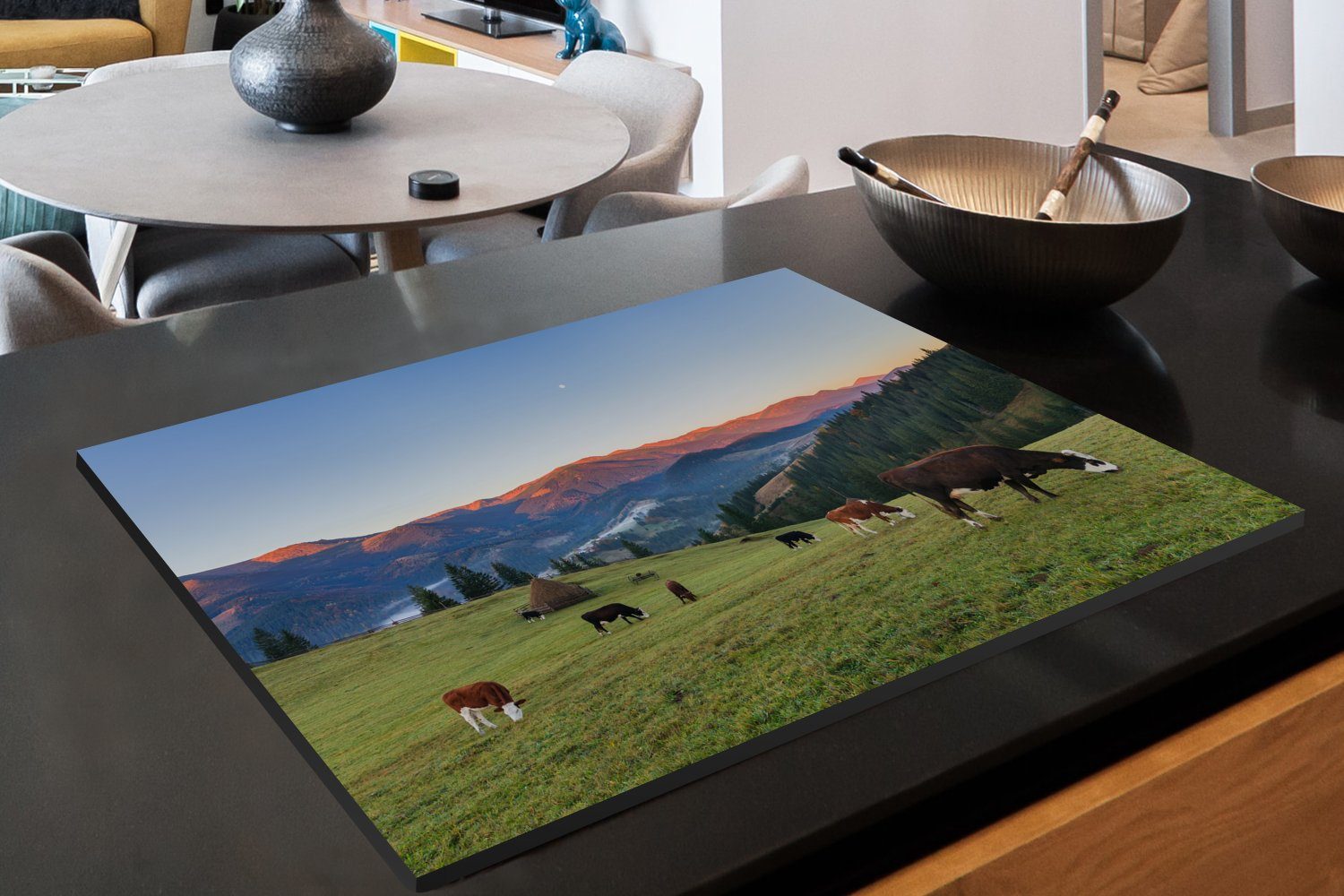 Induktionskochfeld Schutz Kühe Herdblende-/Abdeckplatte küche, - 81x52 cm, die MuchoWow Ceranfeldabdeckung tlg), für Berg (1 Alpen, Vinyl, -