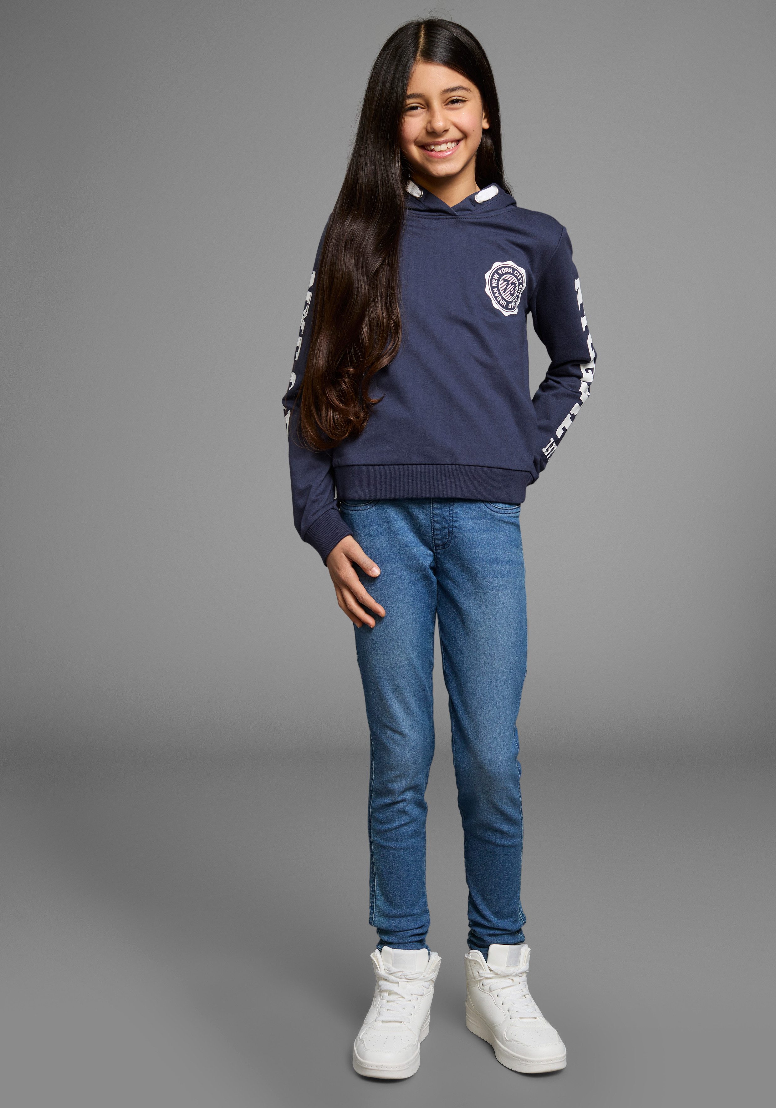 KIDSWORLD Kapuzensweatshirt Shirt mit Ärmelprint Langarm, mit stylischem Print, mit Kapuze, aus Baumwolle – Bild 3 von 5